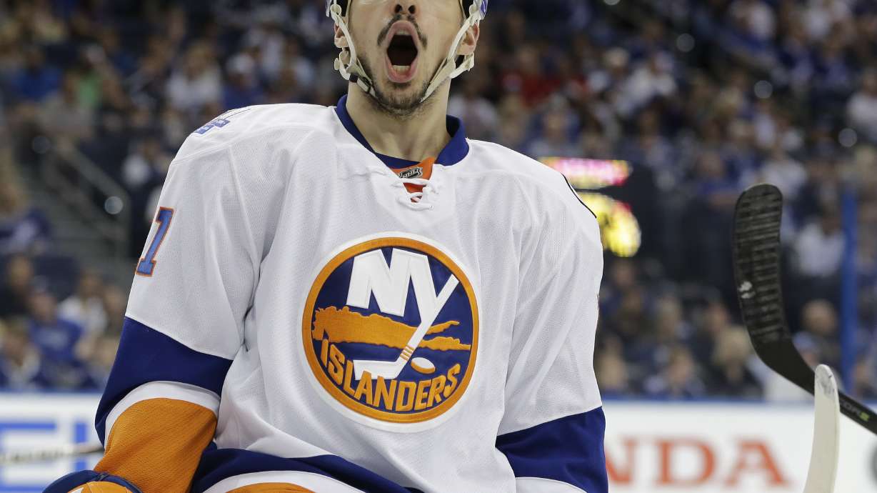 Tavares, Prince lead Islanders past Lightning 5-3 in Game 1