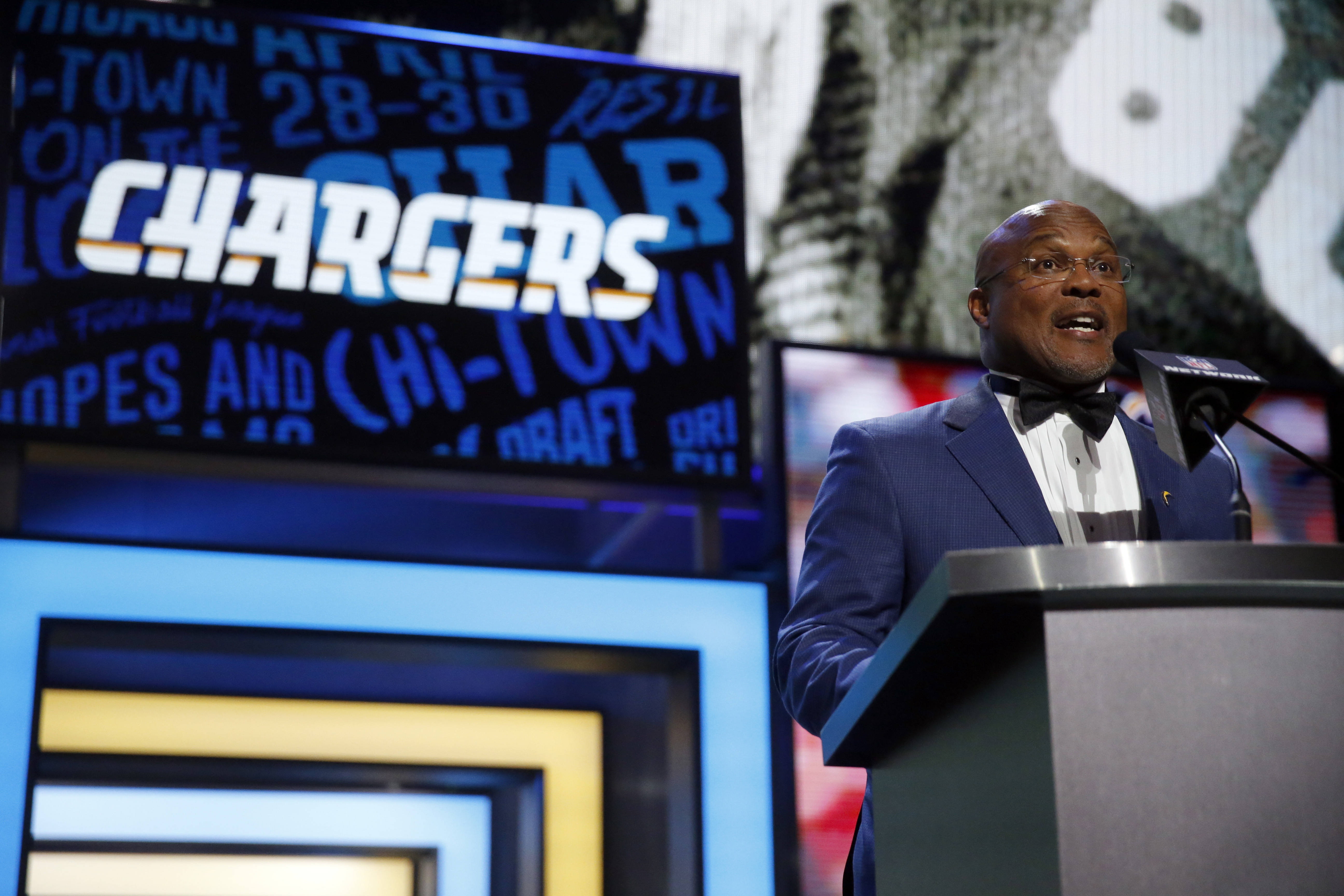 Chargers take Arkansas tight end Henry in 2nd round