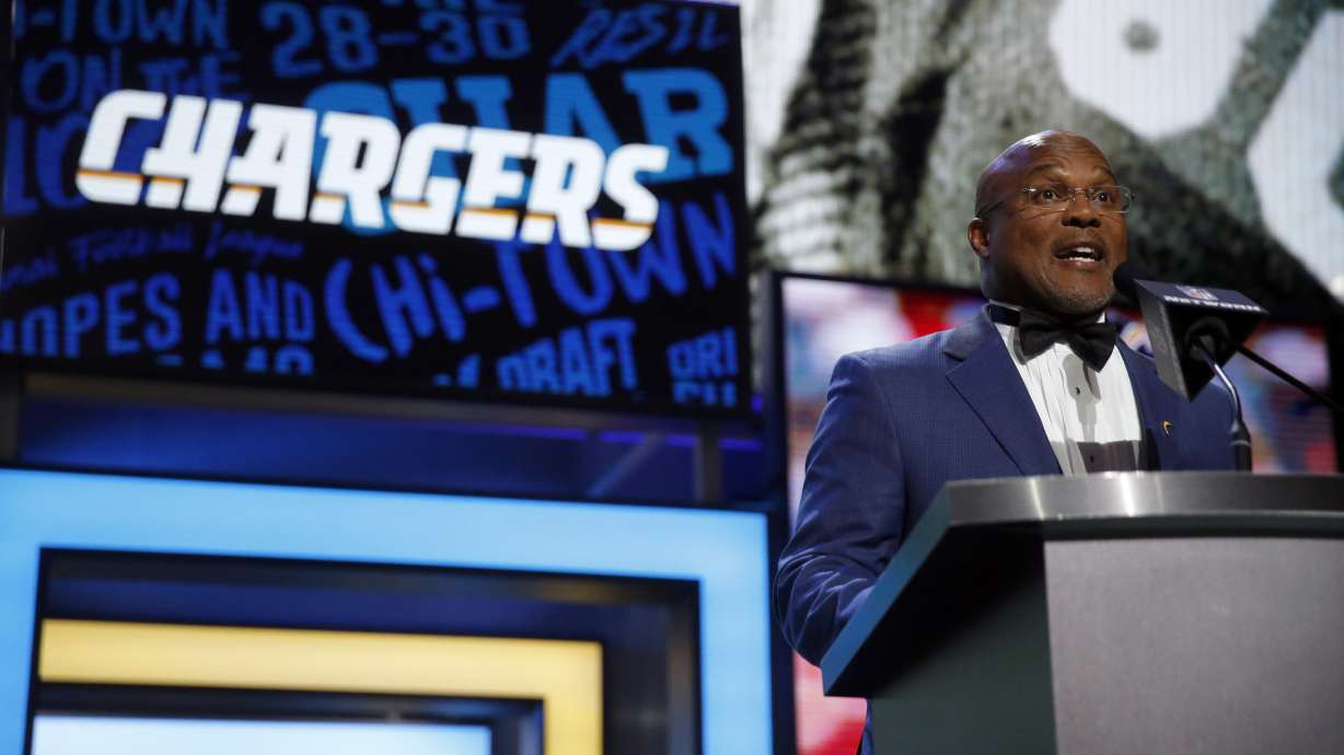 Chargers take Arkansas tight end Henry in 2nd round