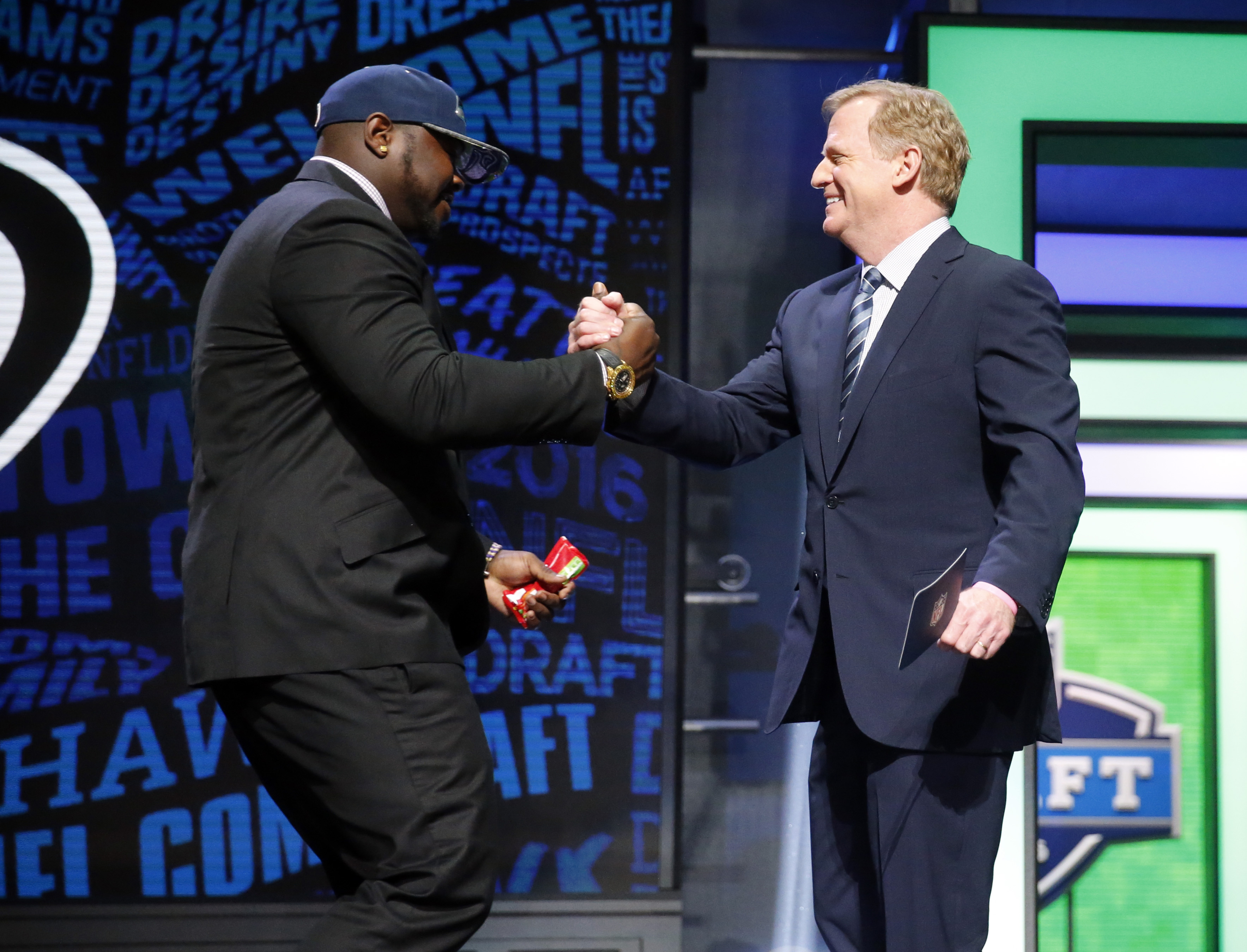 New Seahawks RB Alex Collins dancing his way to Seattle