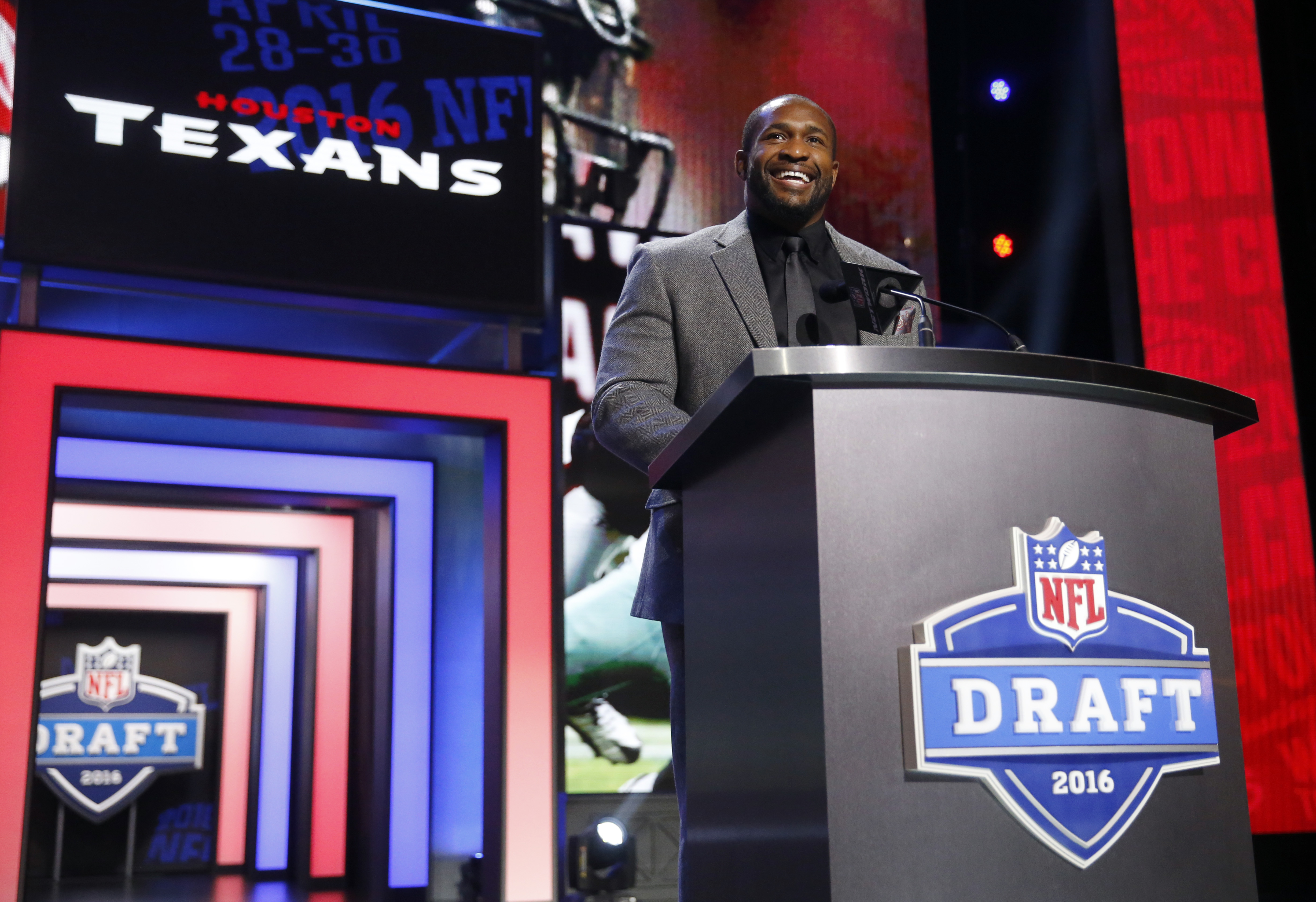 Texans add playmakers as they shift draft focus to offense