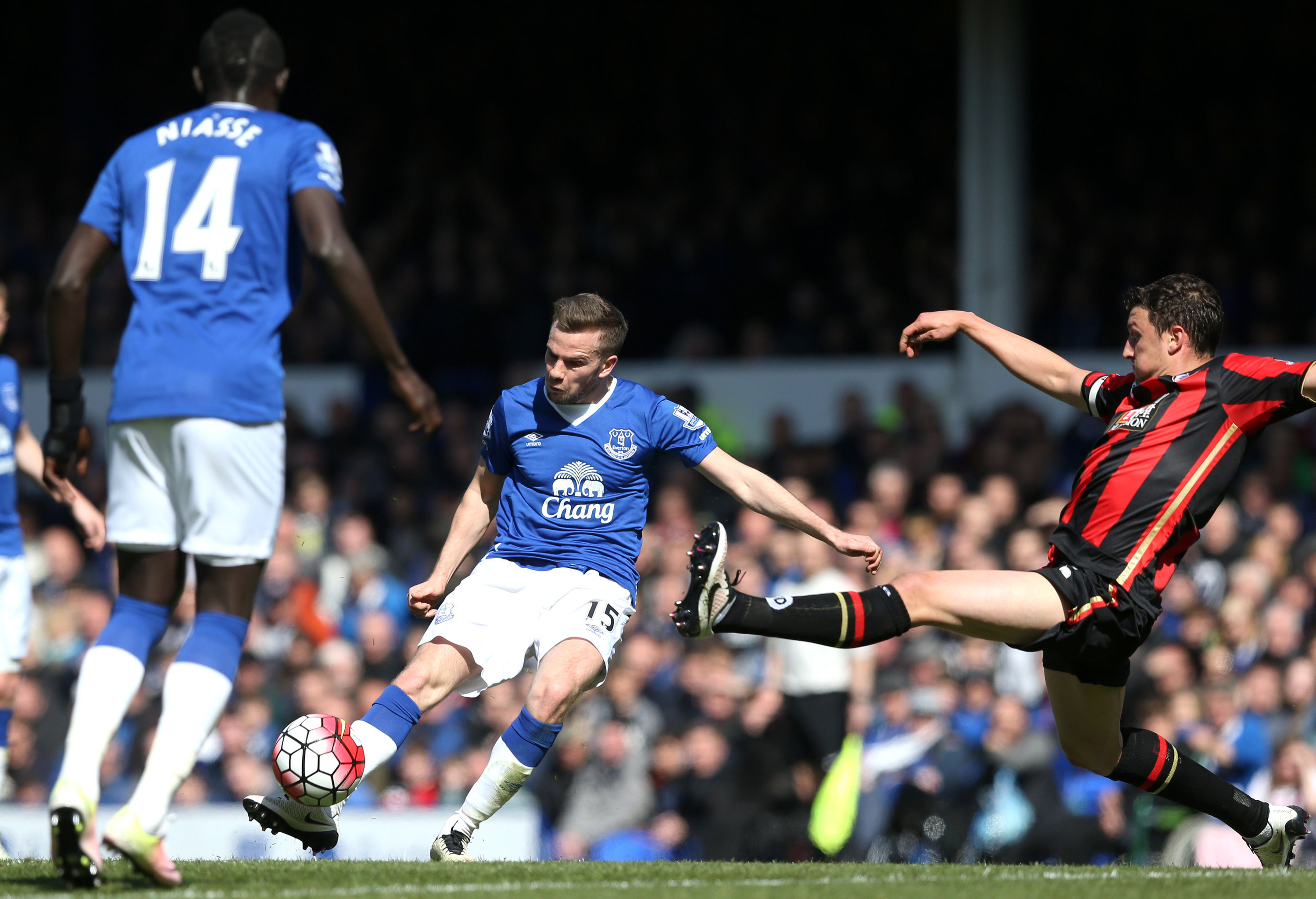 Everton beats Bournemouth 2-1 as Martinez faces protests