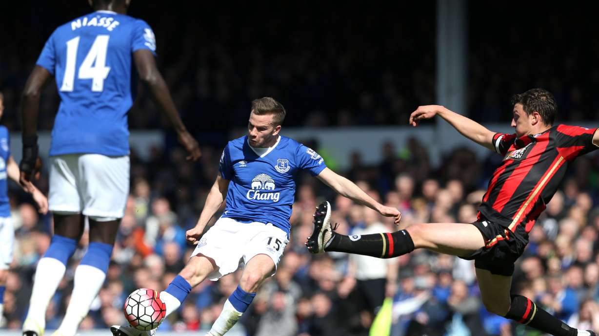Everton beats Bournemouth 2-1 as Martinez faces protests