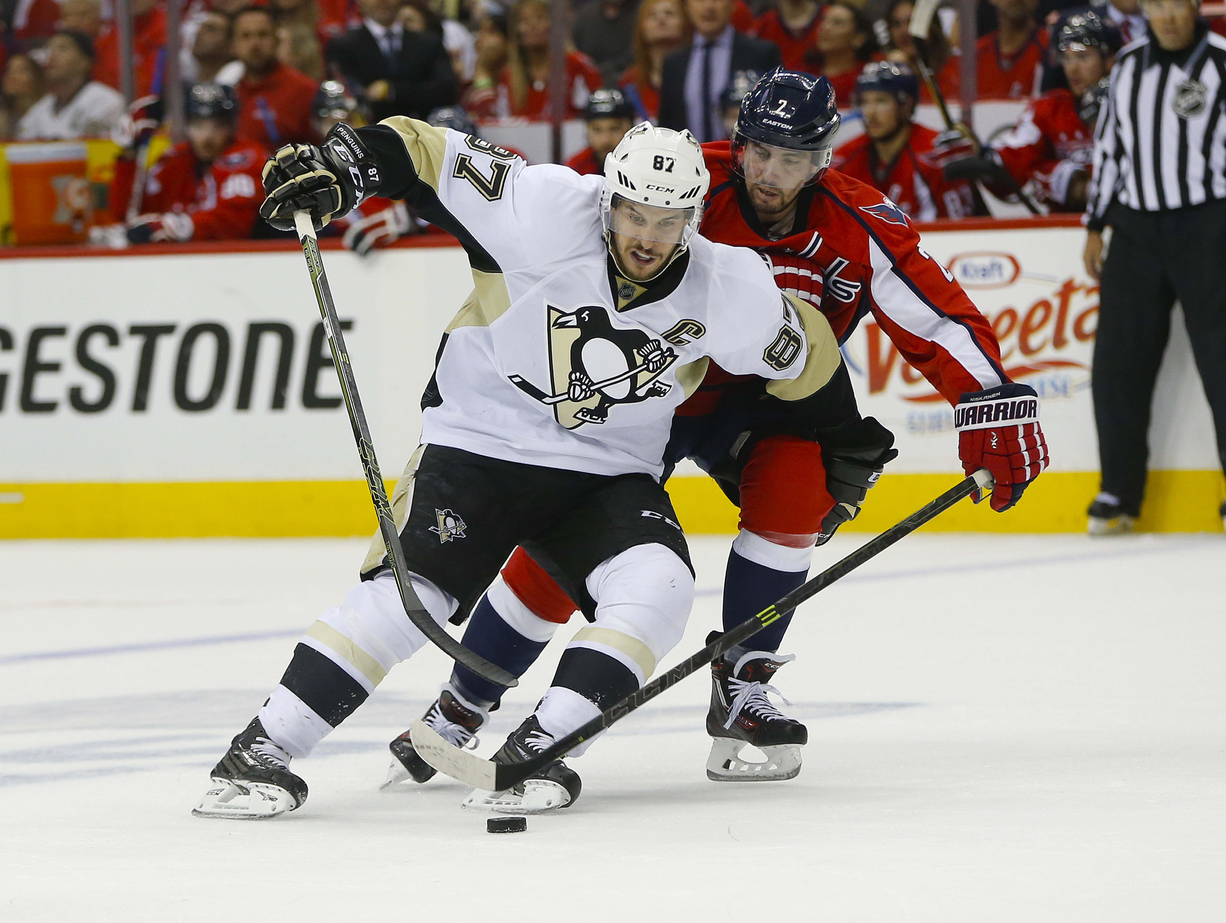 Down a man after Orpik hit, Pens top Caps 2-1; series 1-all