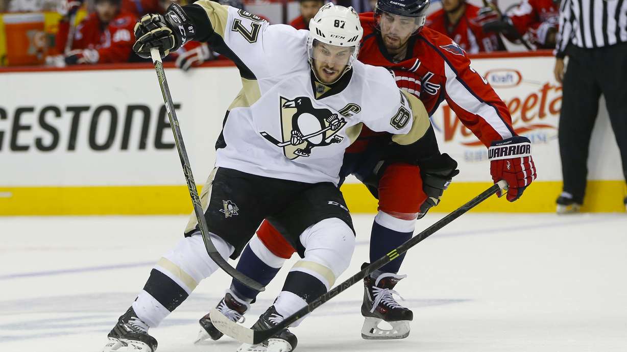 Down a man after Orpik hit, Pens top Caps 2-1; series 1-all