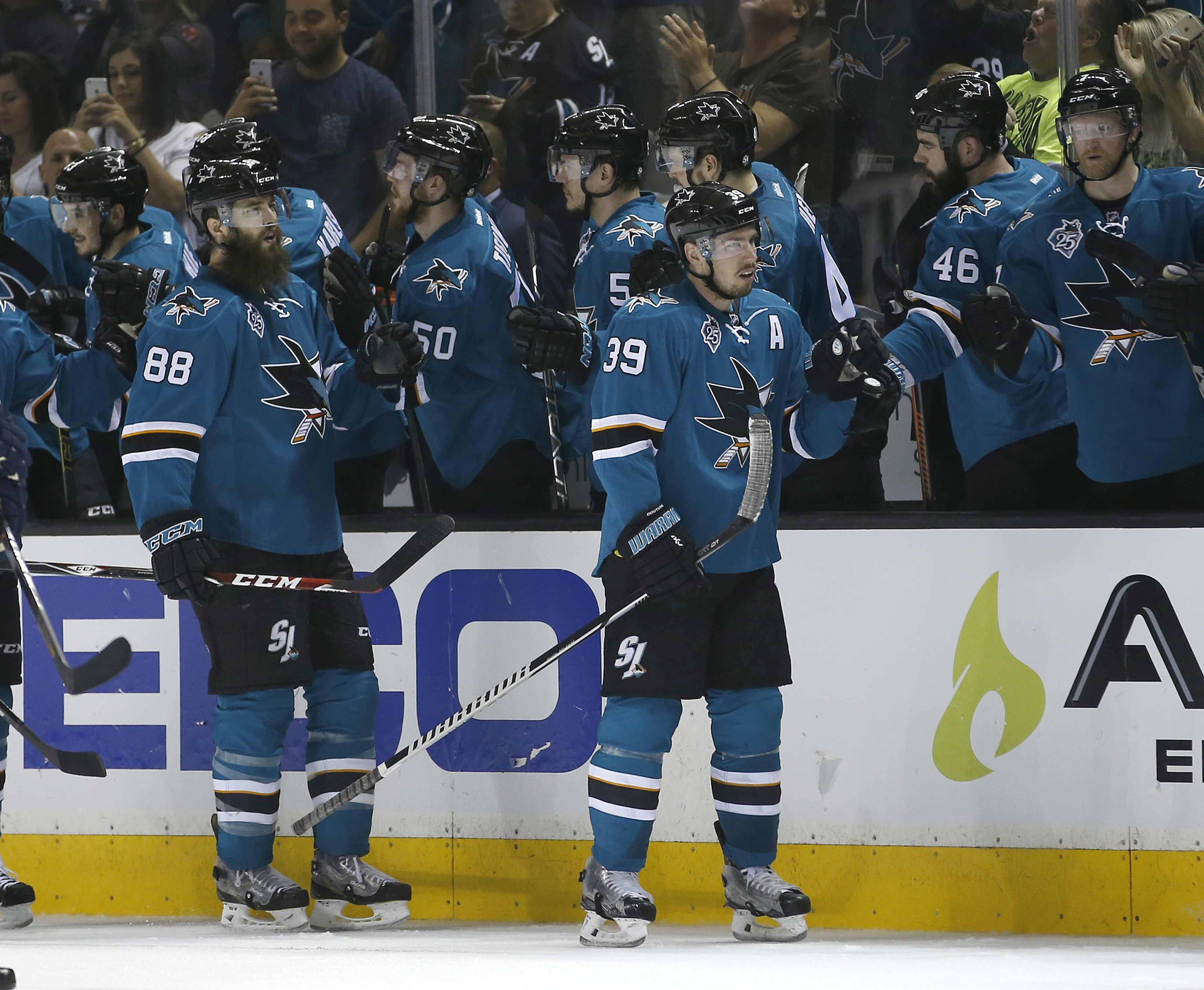 Pavelski's late goal gives Sharks 3-2 win over Predators
