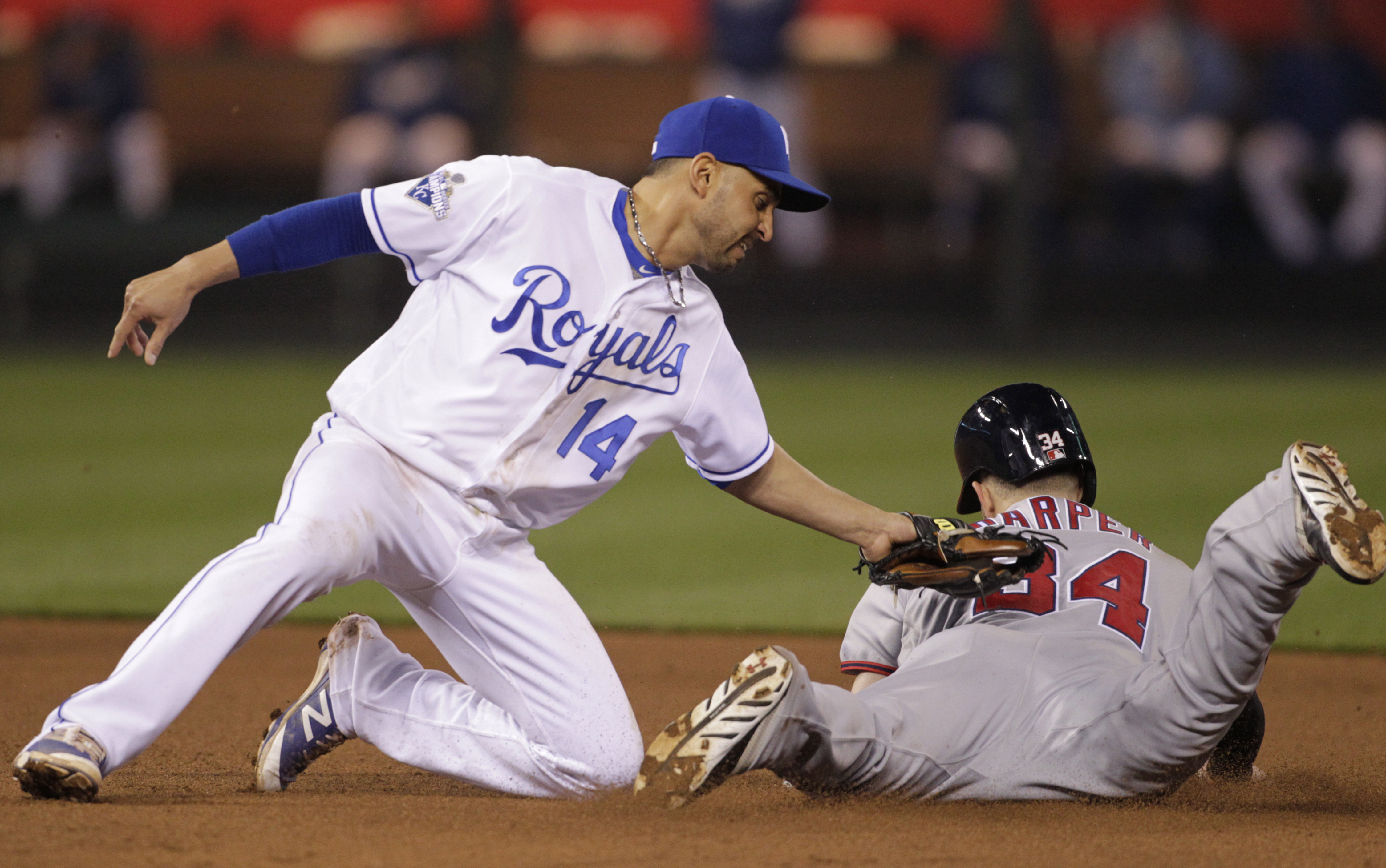 Gonzalez, Nationals blank Royals 2-0 to win 4th straight