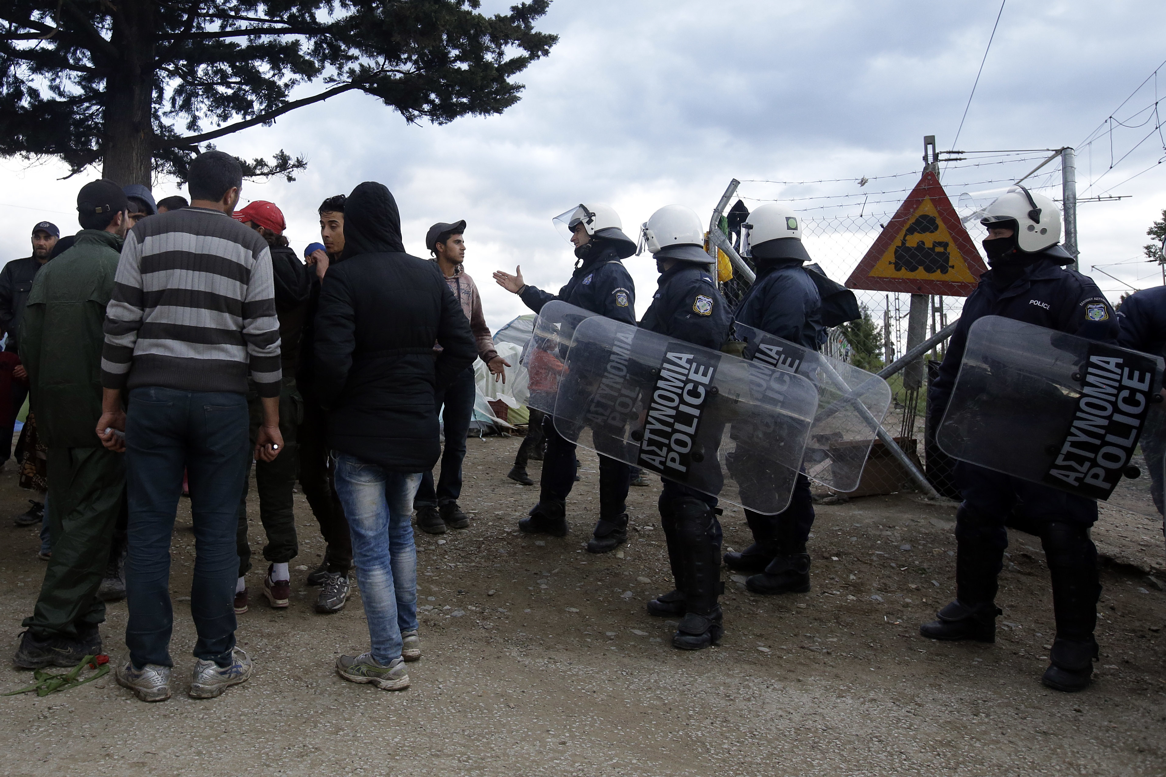 EU moves on visa offer to win Turkey's help with migrants