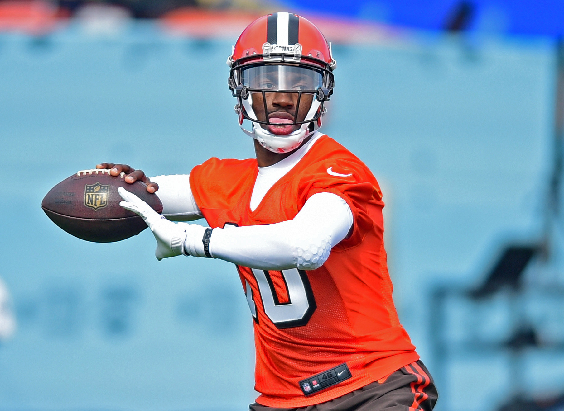 Sneaky quarterback: RG3, Browns surprise high school team