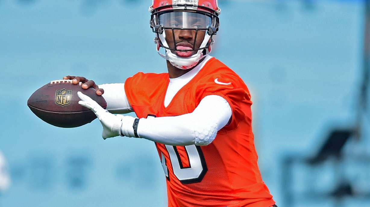 Sneaky quarterback: RG3, Browns surprise high school team