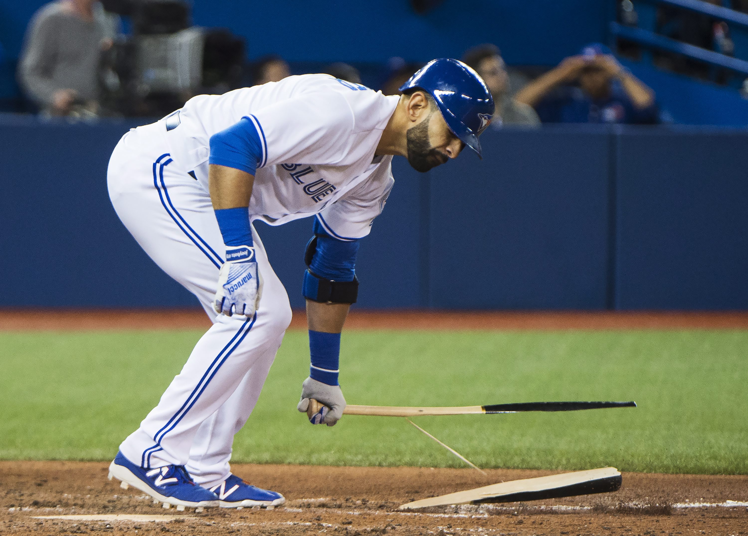 Martin delivers winning hit, Blue Jays beat Rangers 4-3