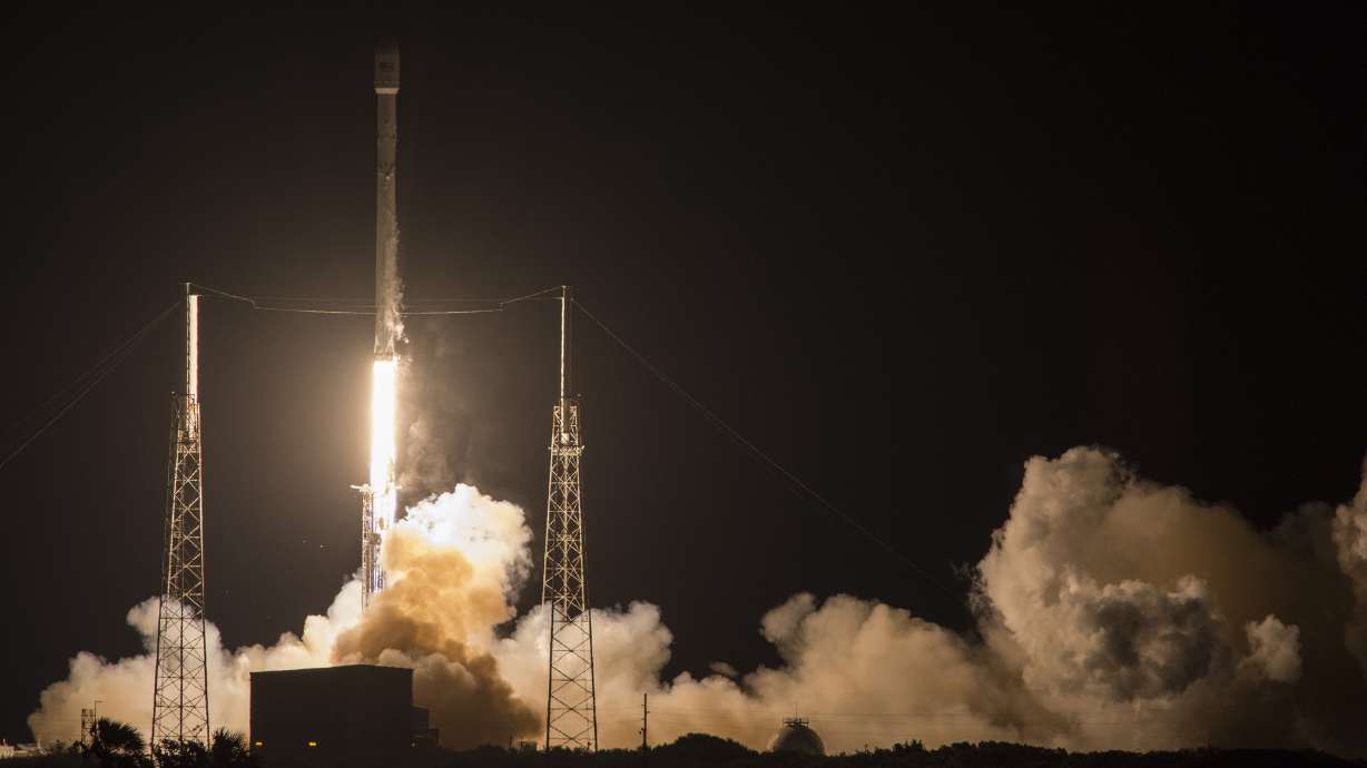 SpaceX Dragon returns to Earth with station science, gear