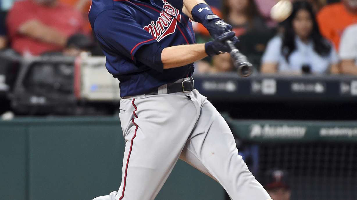 Twins' Brian Dozier out of lineup with sore hamstring