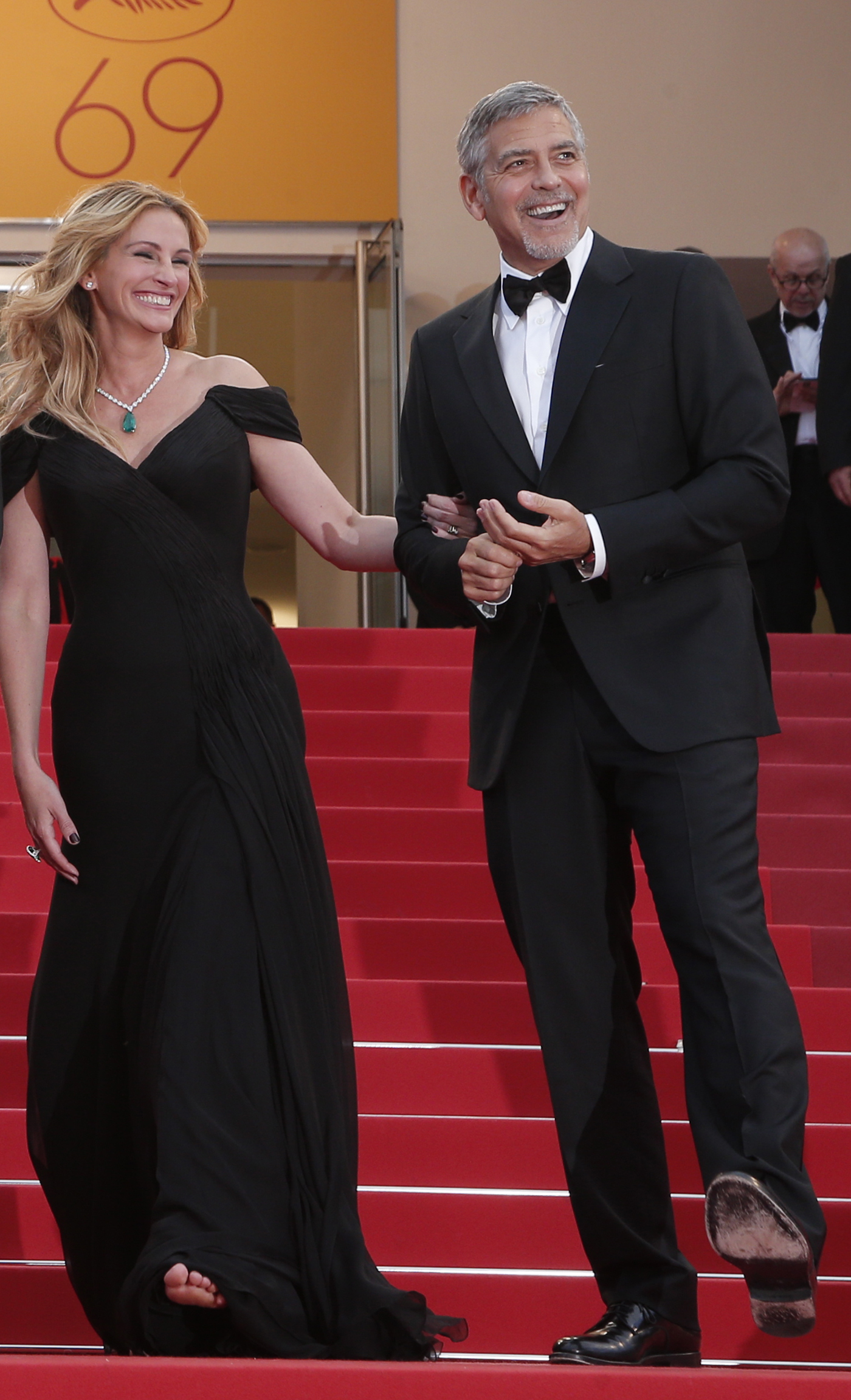 No heels: Julia Roberts walks Cannes red carpet barefoot