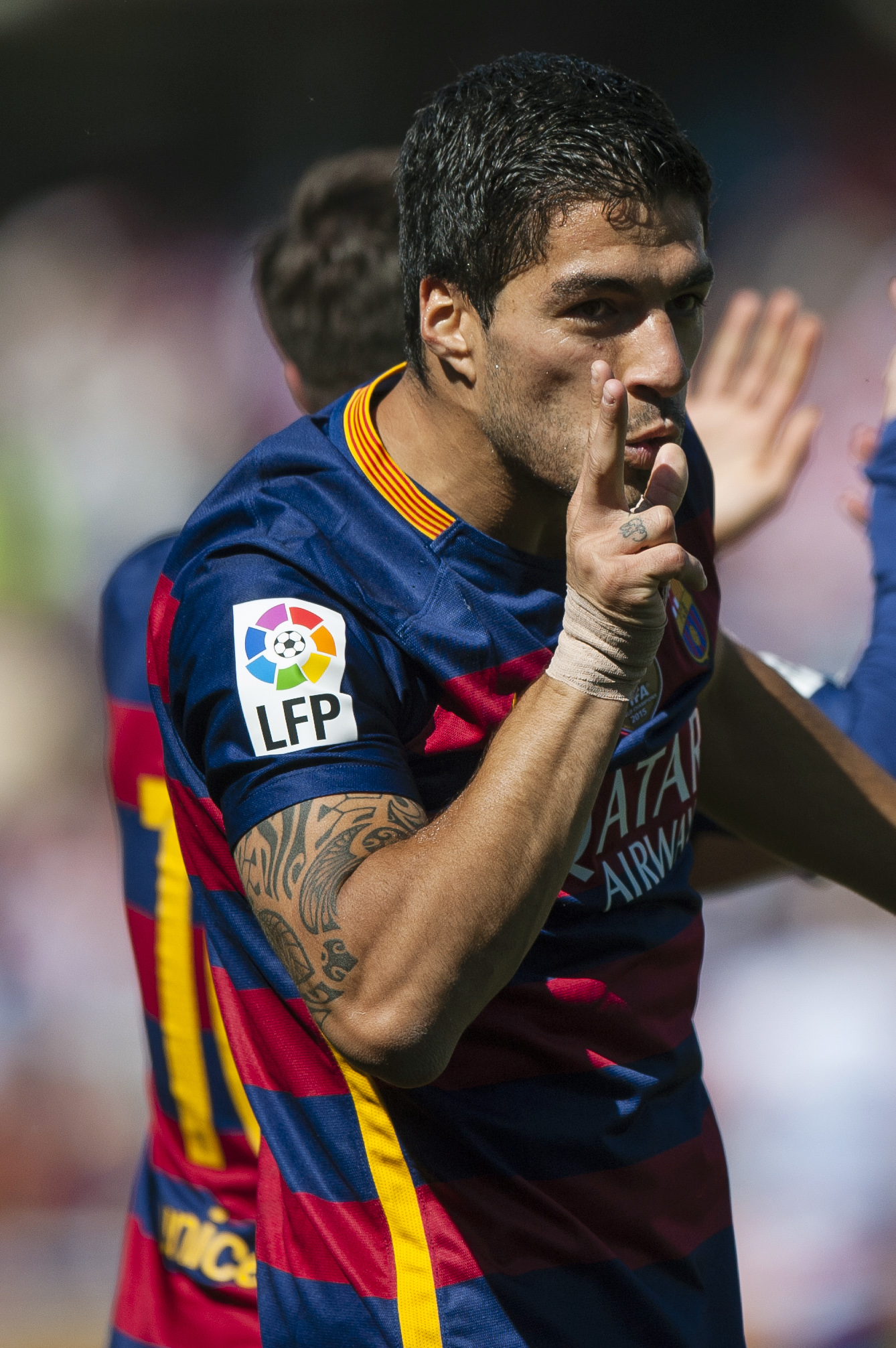 Barcelona leaves it late to win 2nd straight title in Spain