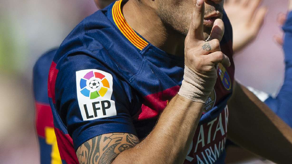 Barcelona leaves it late to win 2nd straight title in Spain