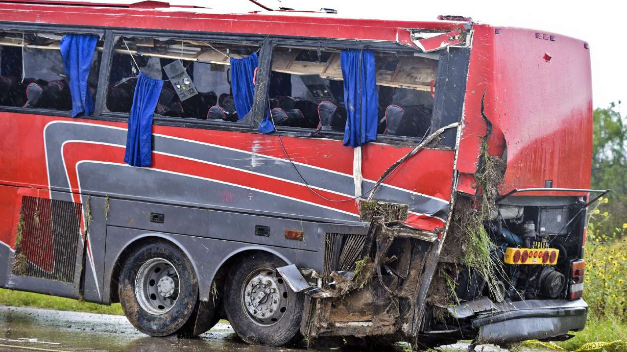 Bus that crashed, killing 8, had seatbelts only in first row