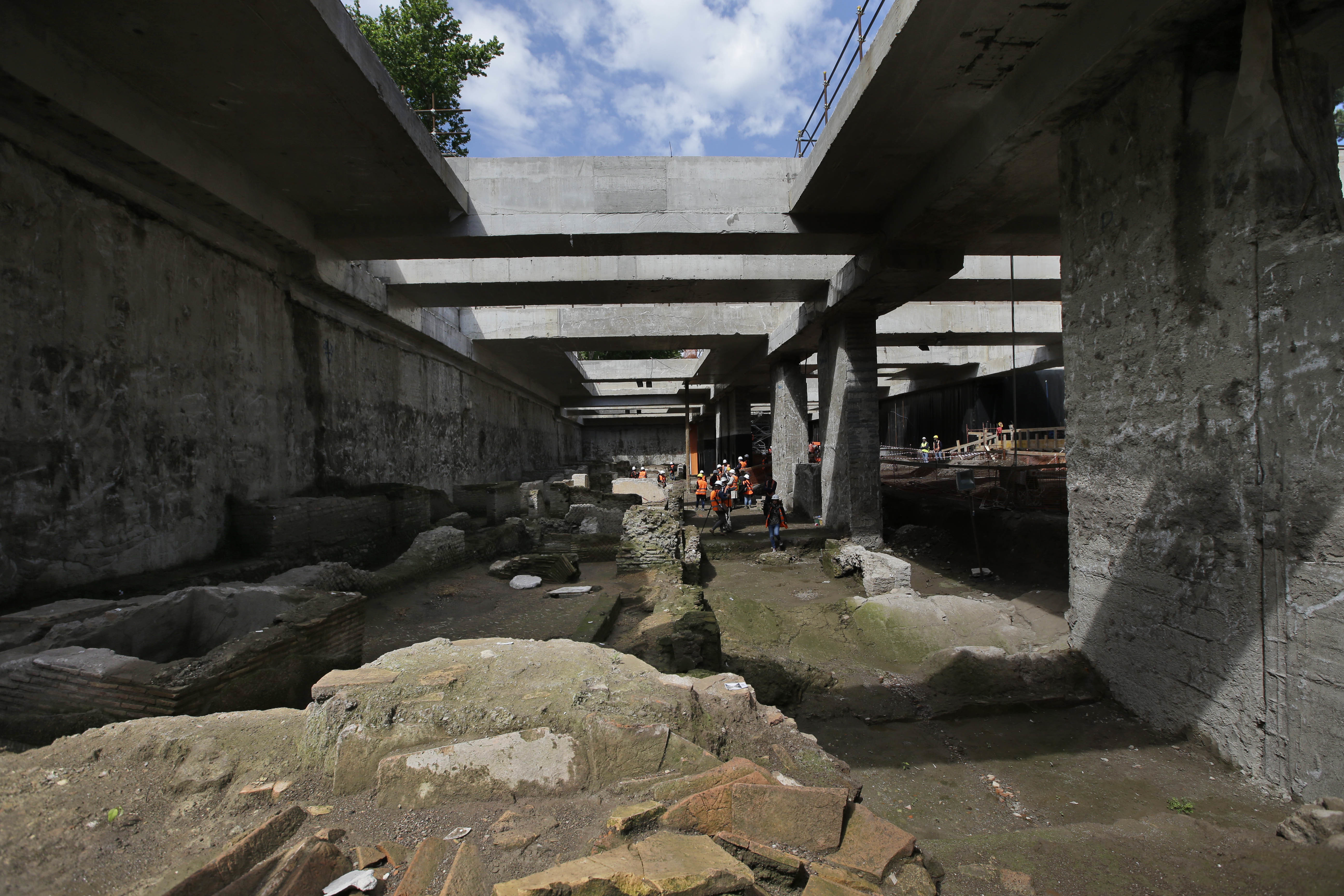 Rome metro line runs into Roman barracks and burial ground