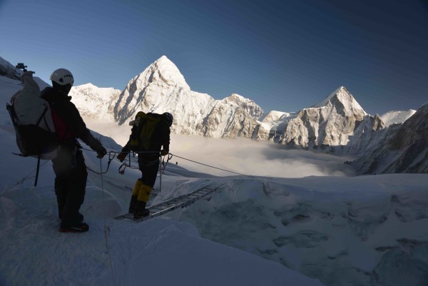 Utah man 1st to summit Mt. Everest with 2 knee replacements