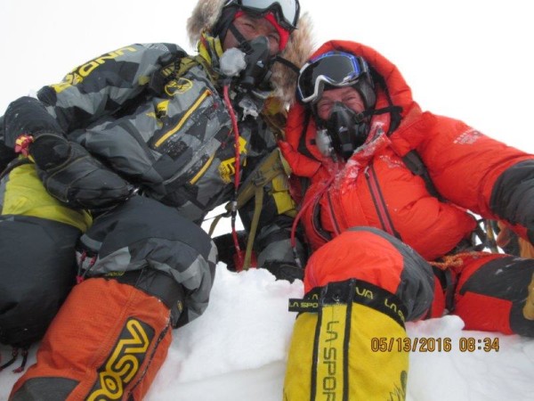 Utah man 1st to summit Mt. Everest with 2 knee replacements