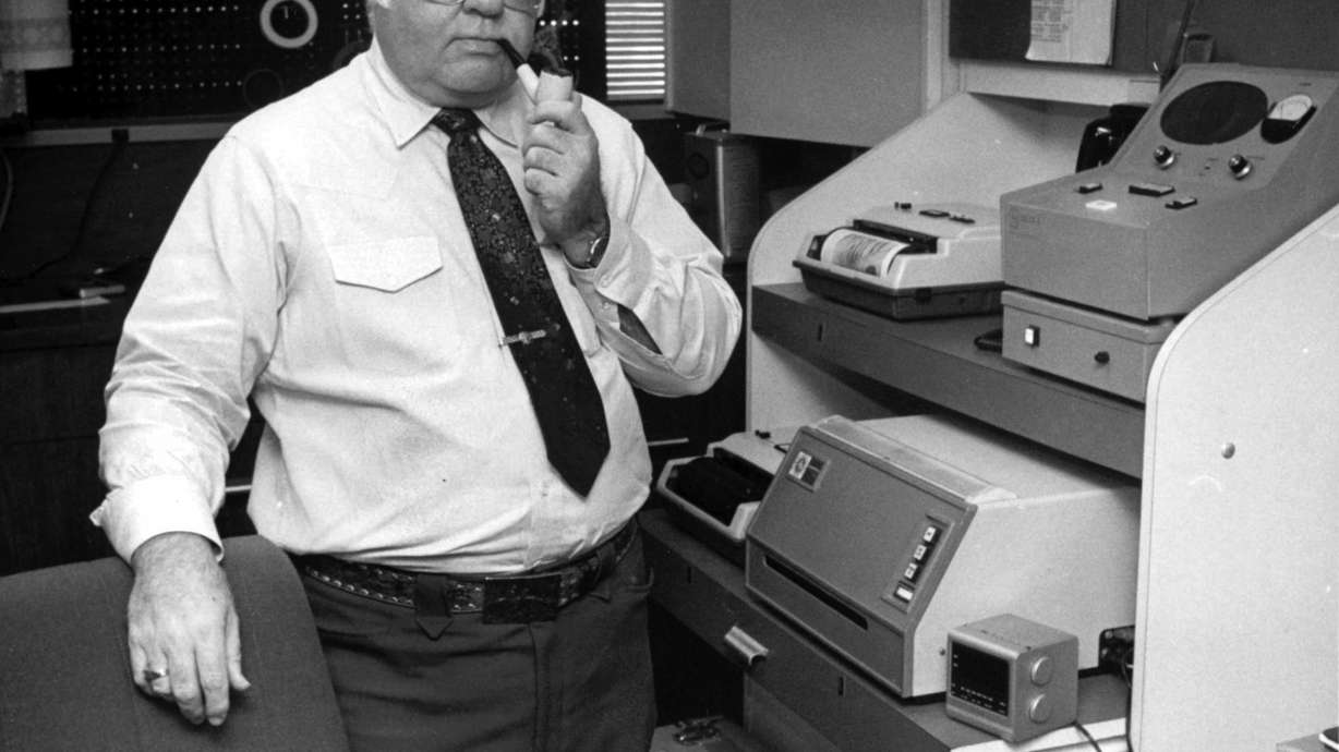 Long-time AP photographer Edward Kolenovsky dies at 87