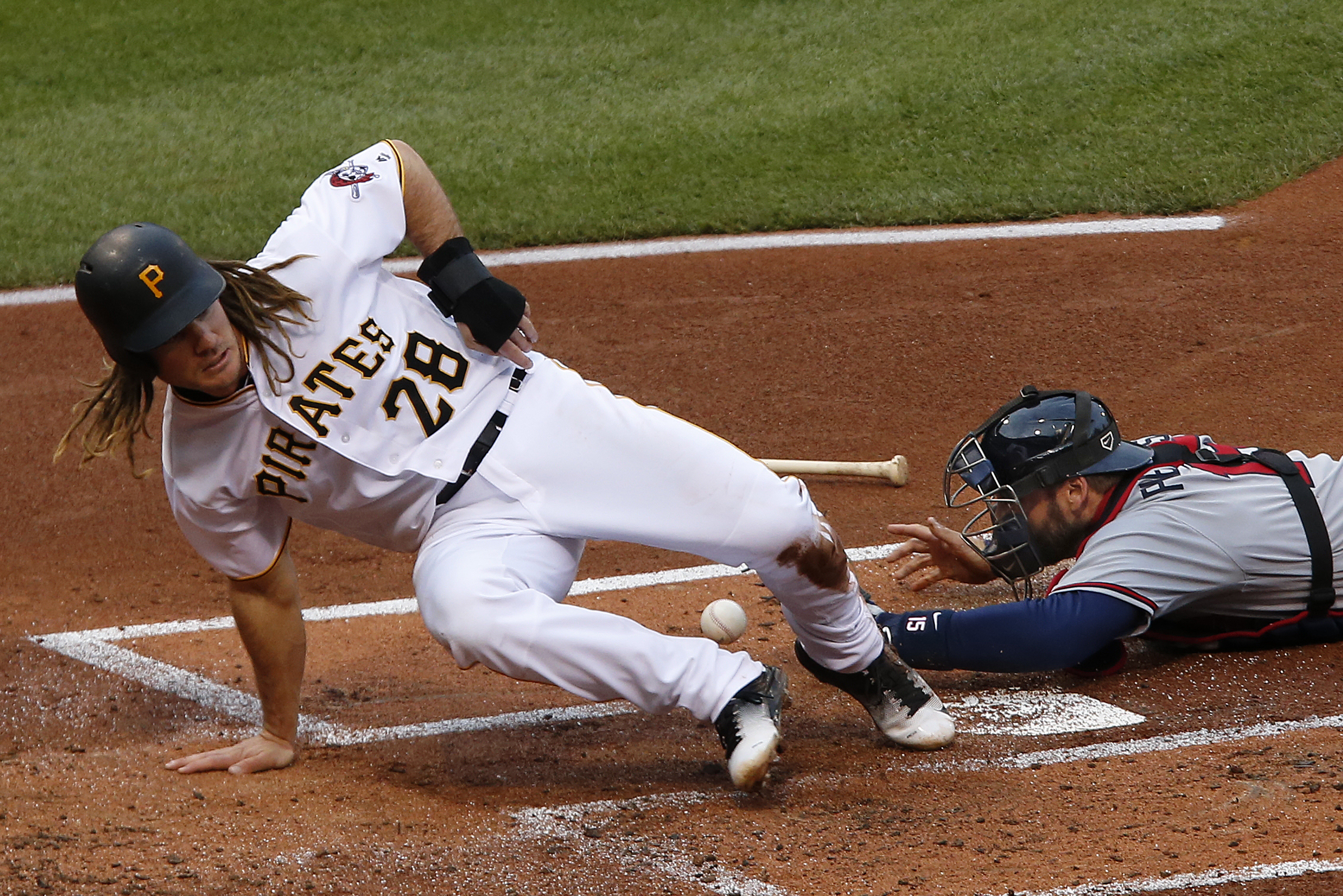 Pirates spoil Snitker's debut as manager, top Braves 12-9
