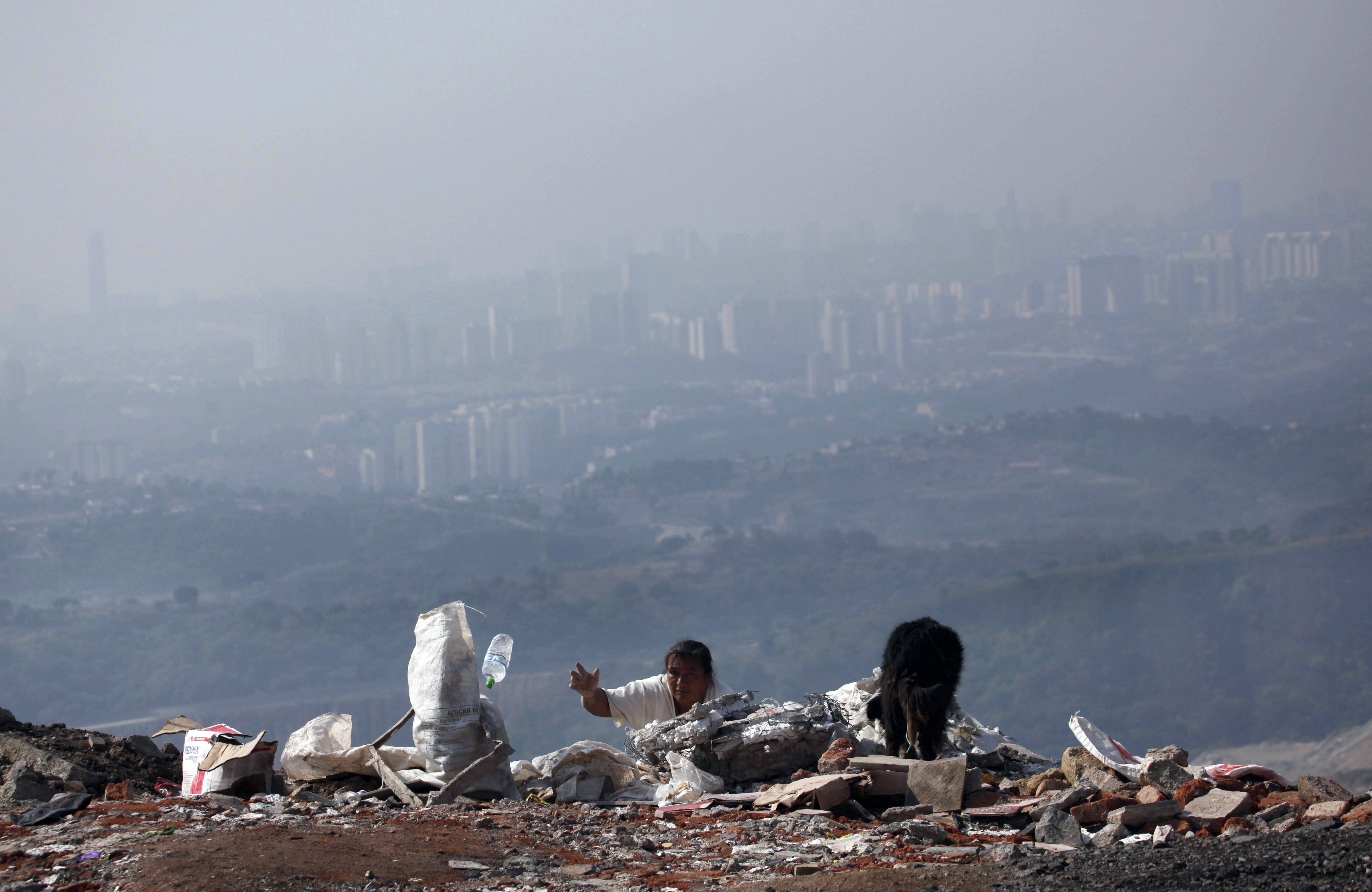 Mexico City declares pollution alert, restricts auto usage
