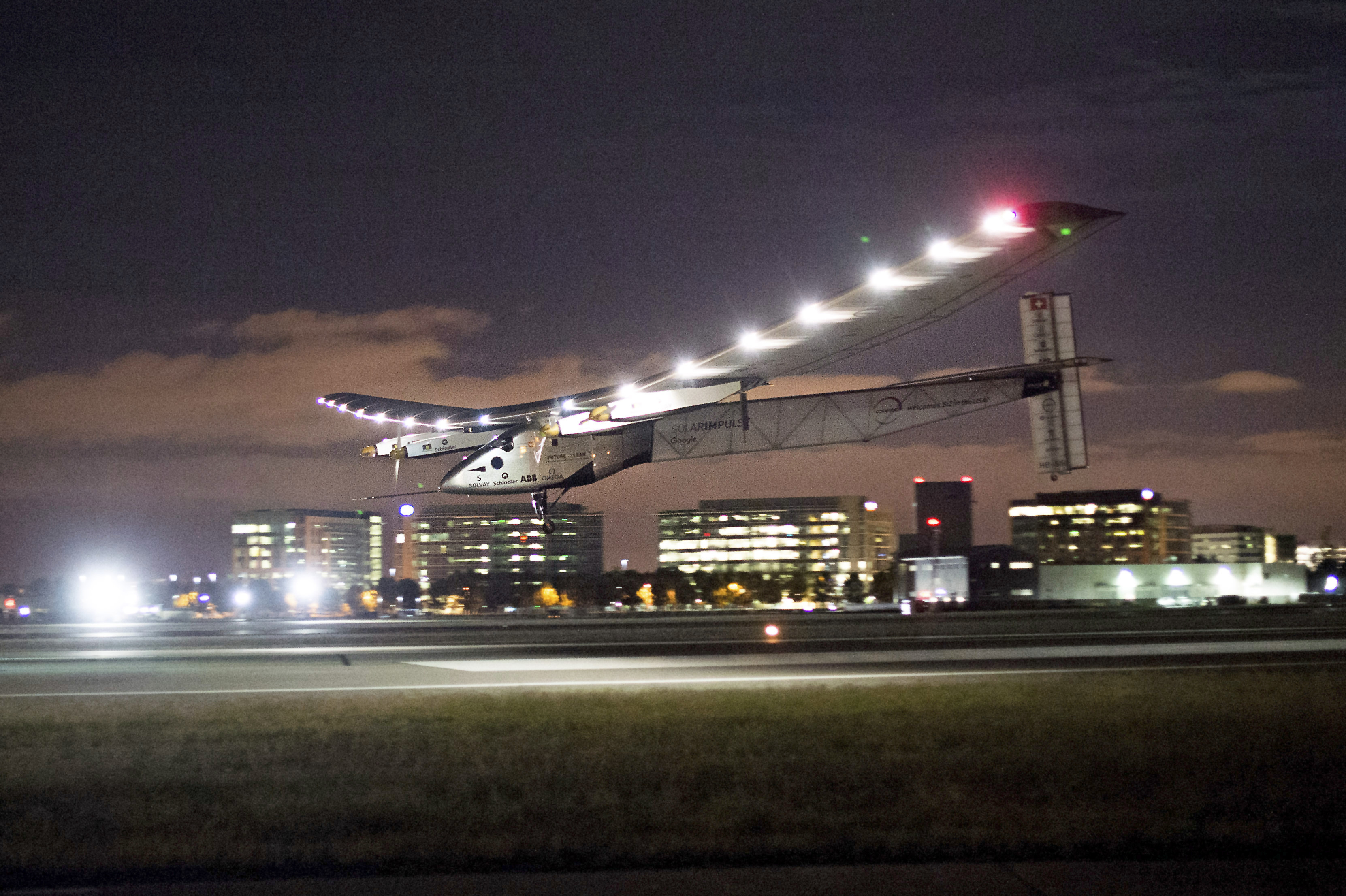 The Latest: Solar-powered plane lands in Ohio