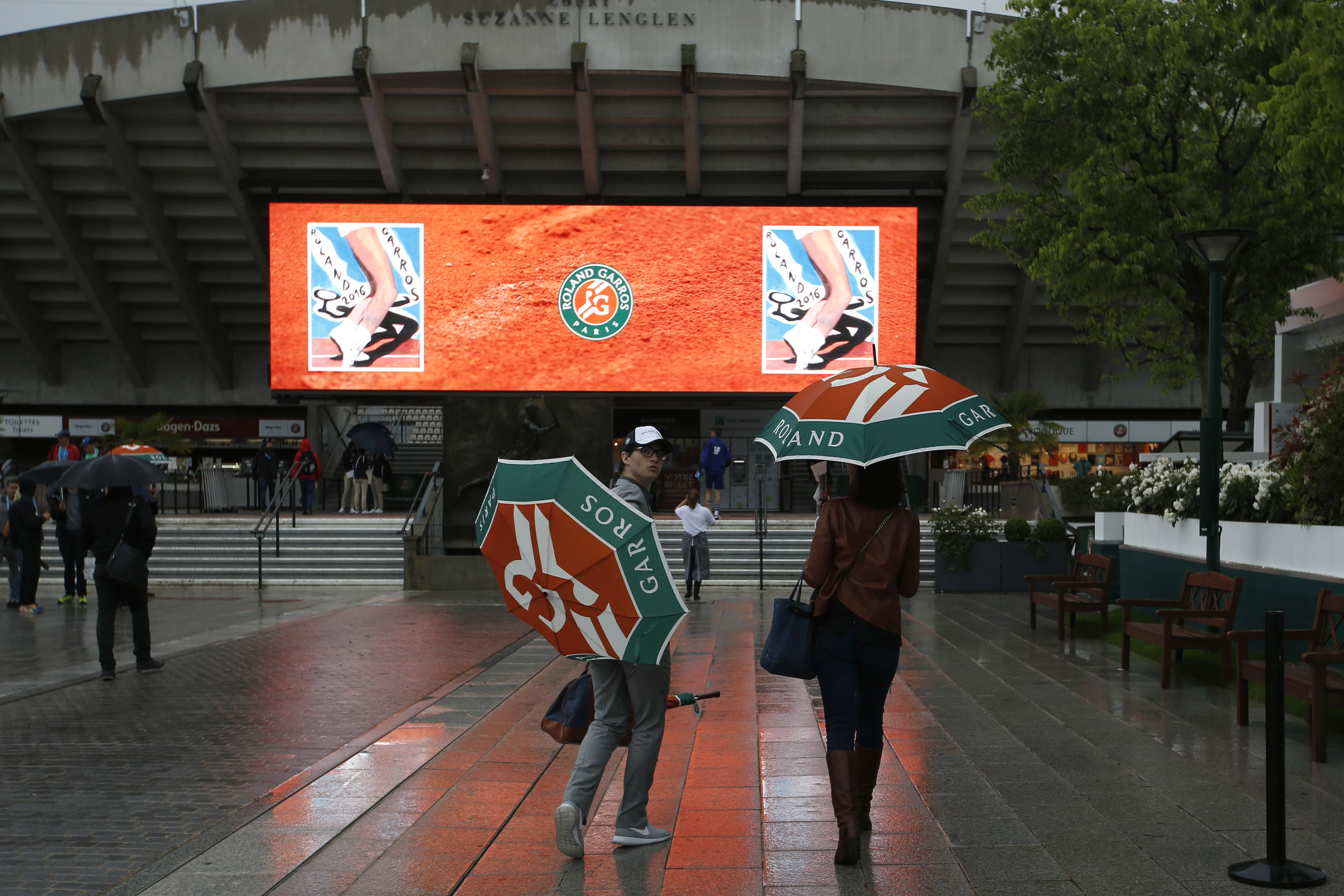 Kyrgios' towel shout causes stir on soaked French Open Day 1