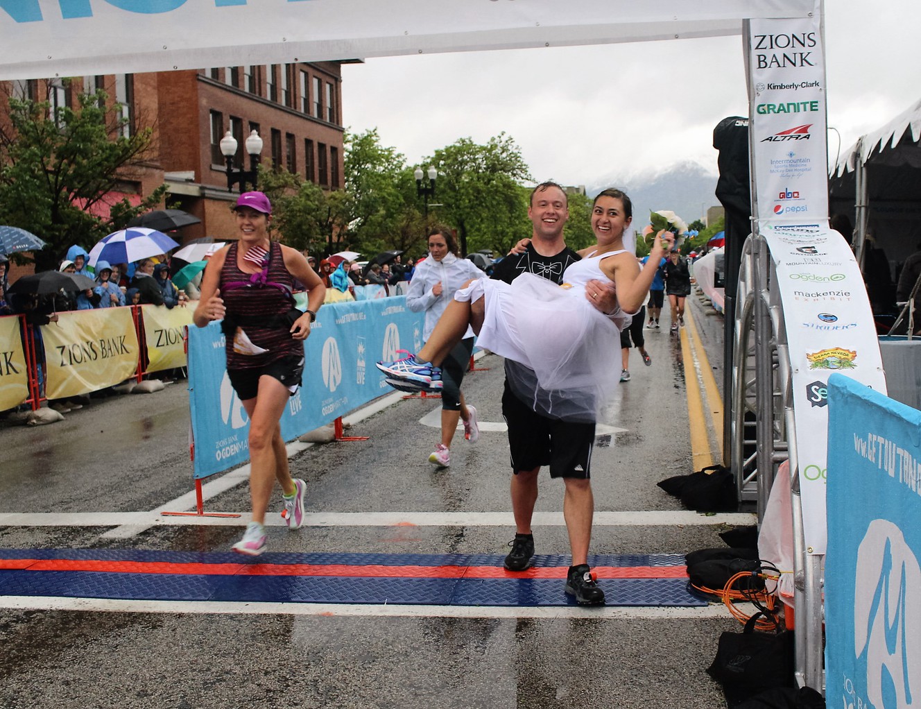 Utah couple takes quick break from Ogden half marathon to get married
