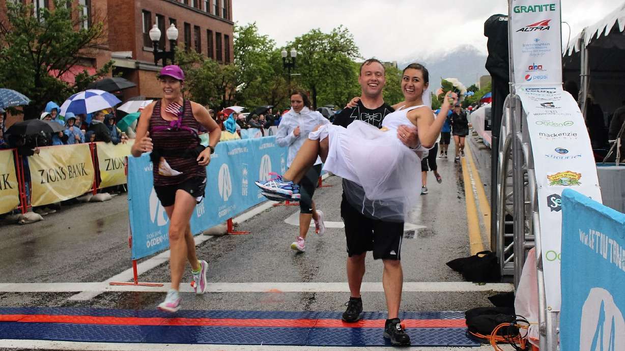 Utah couple takes quick break from Ogden half marathon to get married