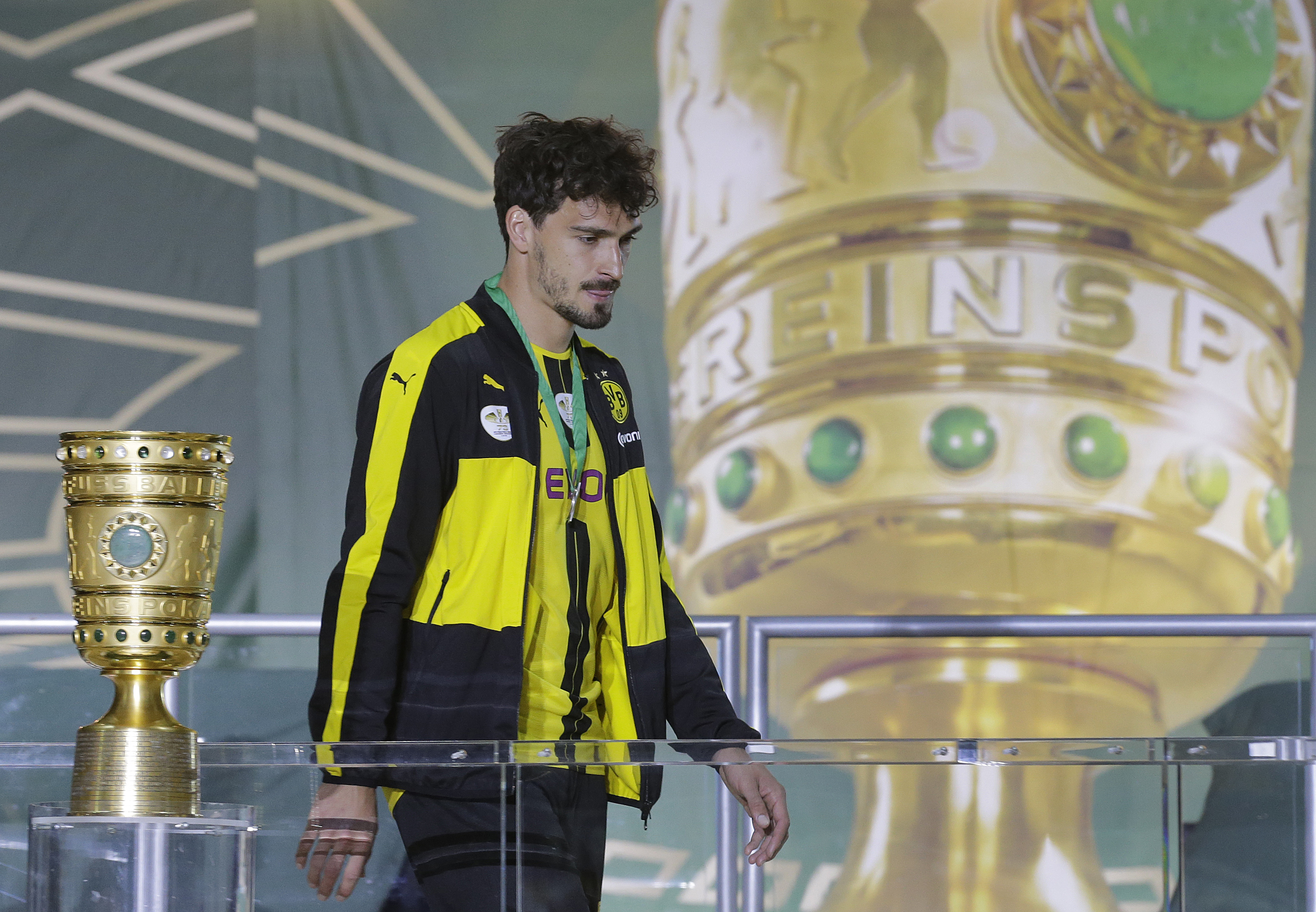 Mats Hummels completes switch from Dortmund to Bayern