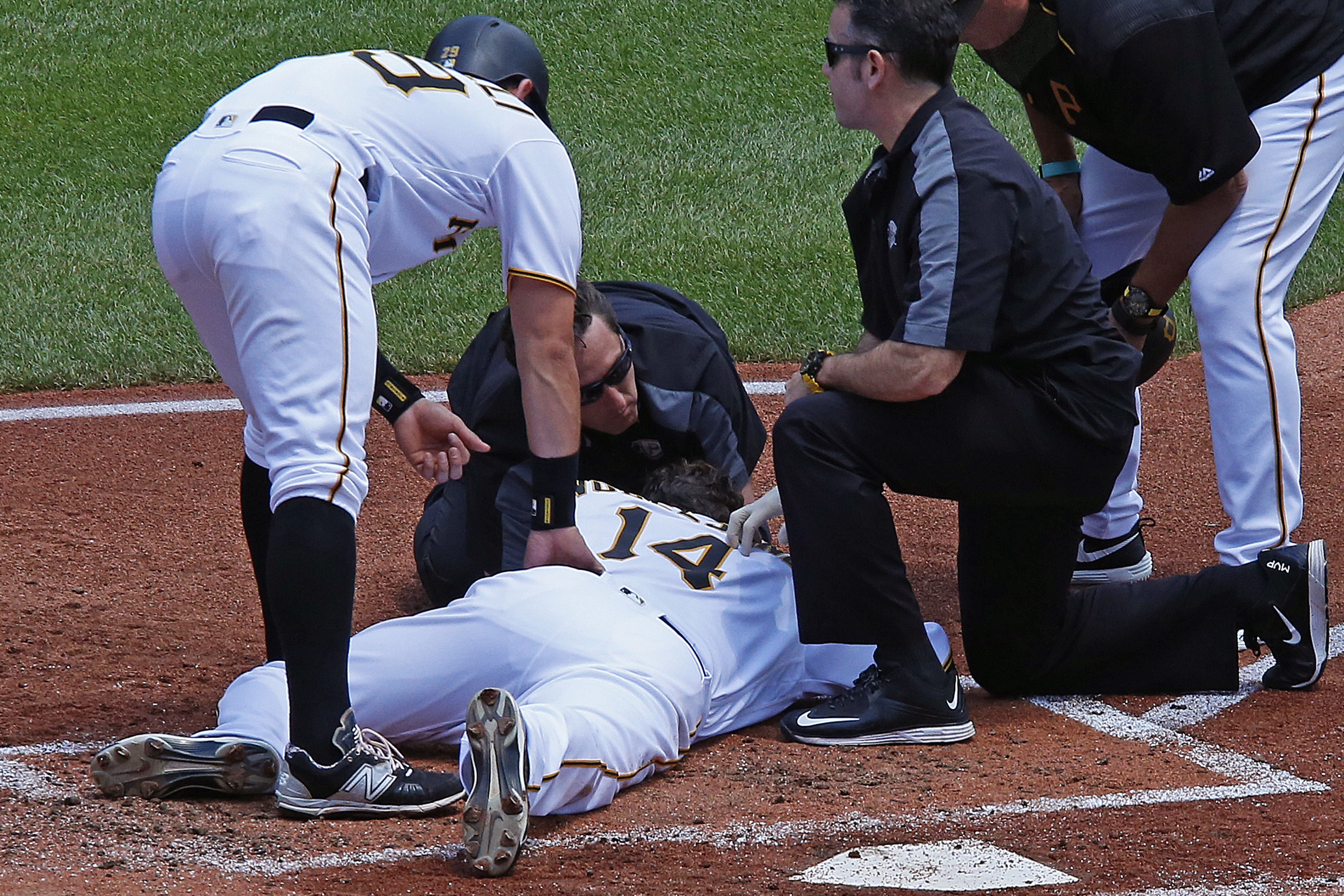 Pirates' Vogelsong hit in head by pitch in win over Rockies