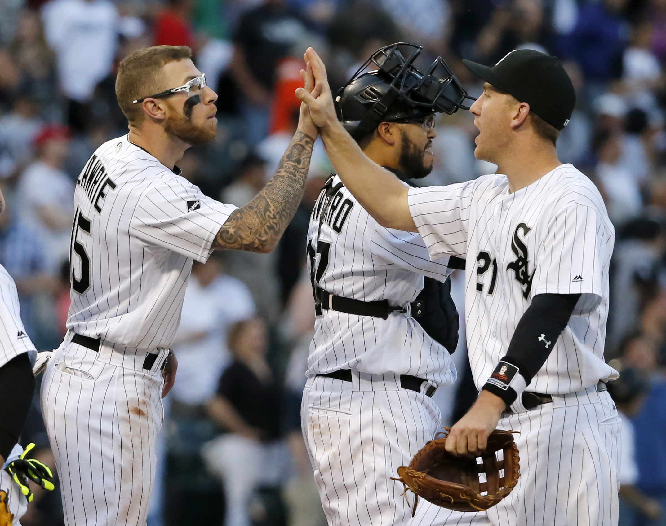 Ramirez hits 2 of Indians' 6 HRs in DH split with White Sox