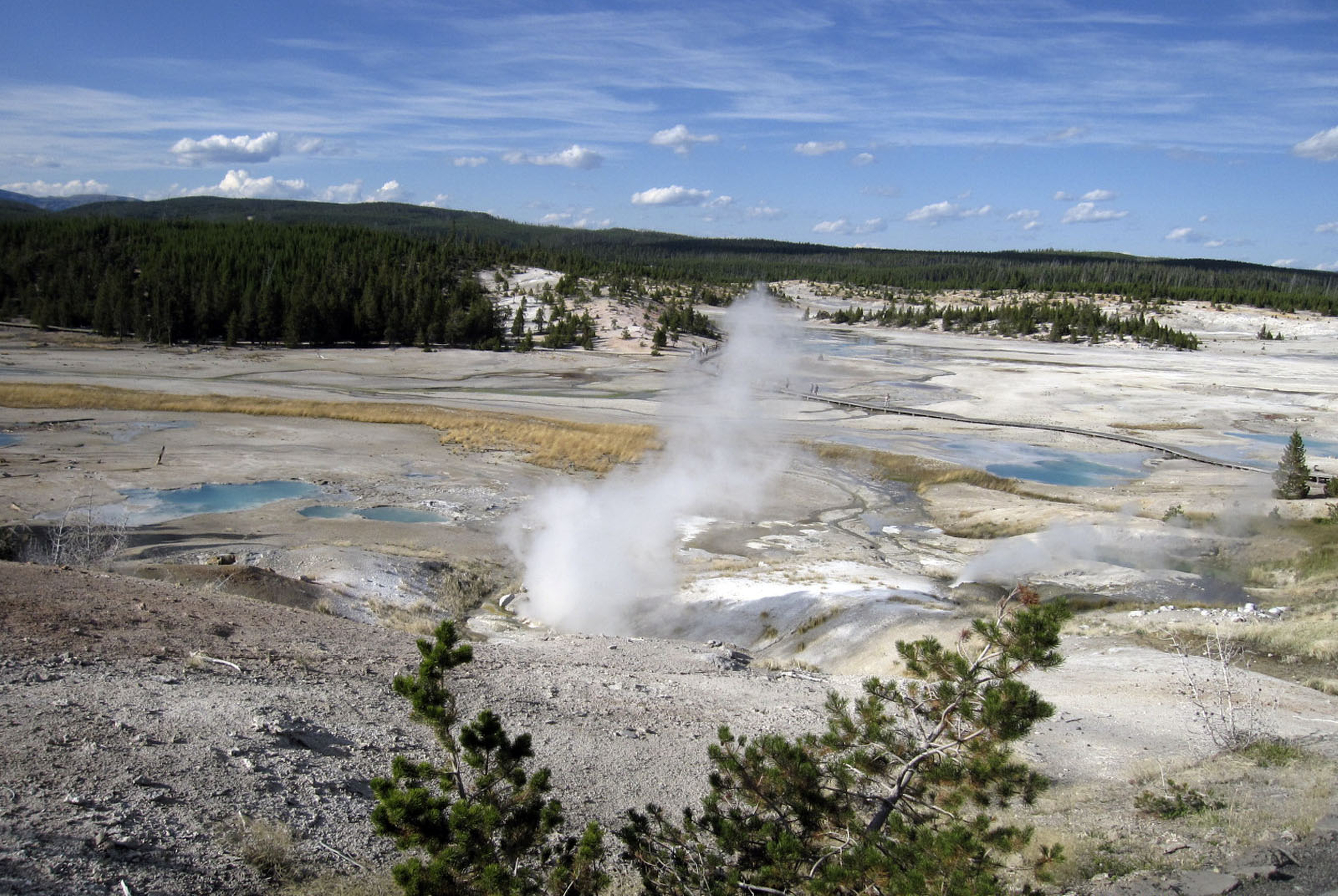 Report: Man died seeking place to soak in Yellowstone park