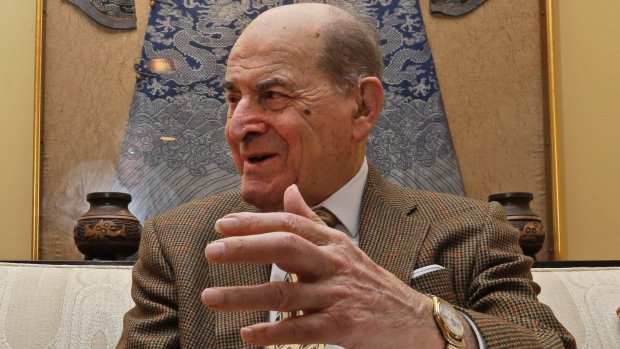 96-year-old Heimlich uses namesake maneuver on choking woman