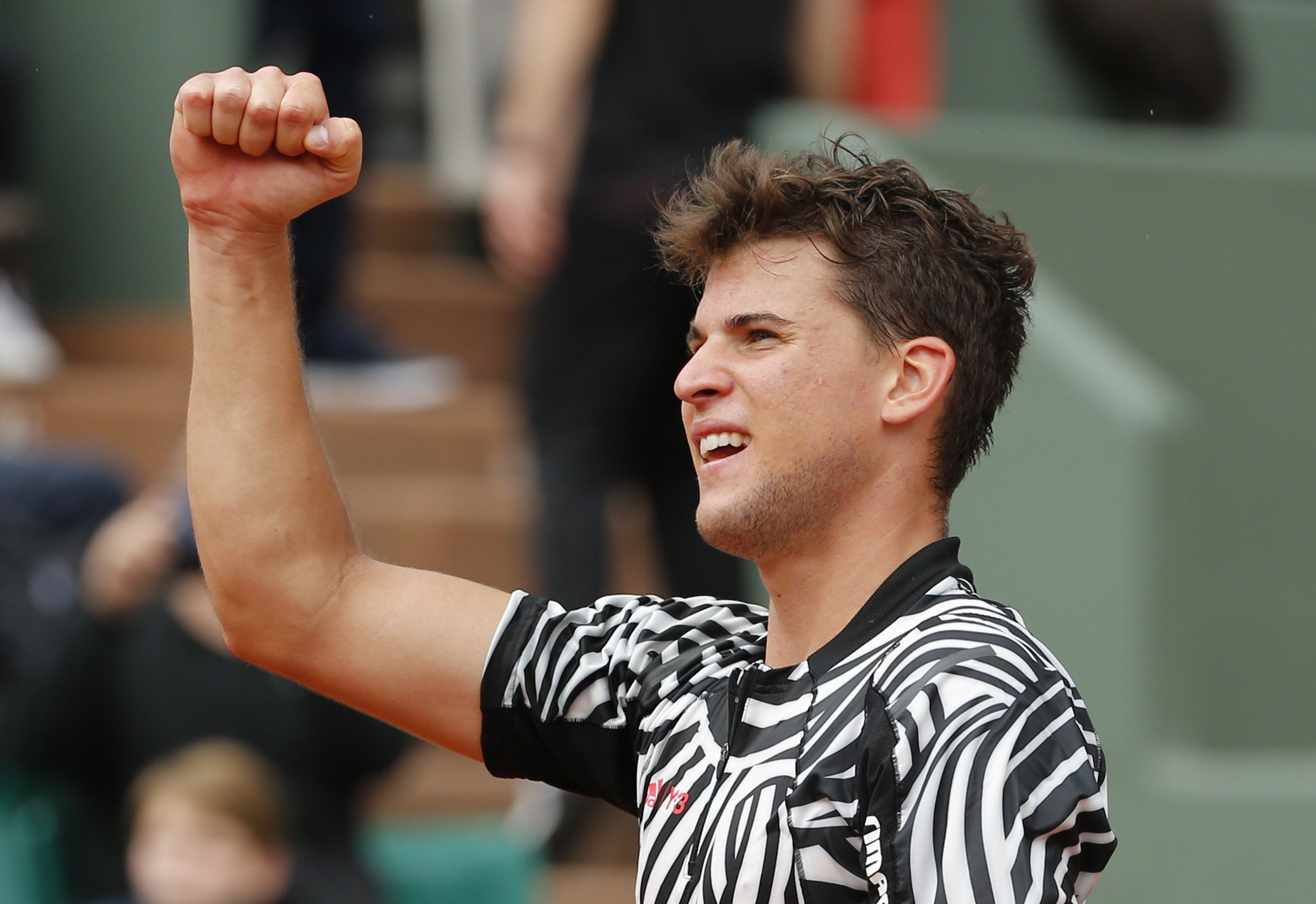 The Latest: Djokovic reaches 4th round at French Open