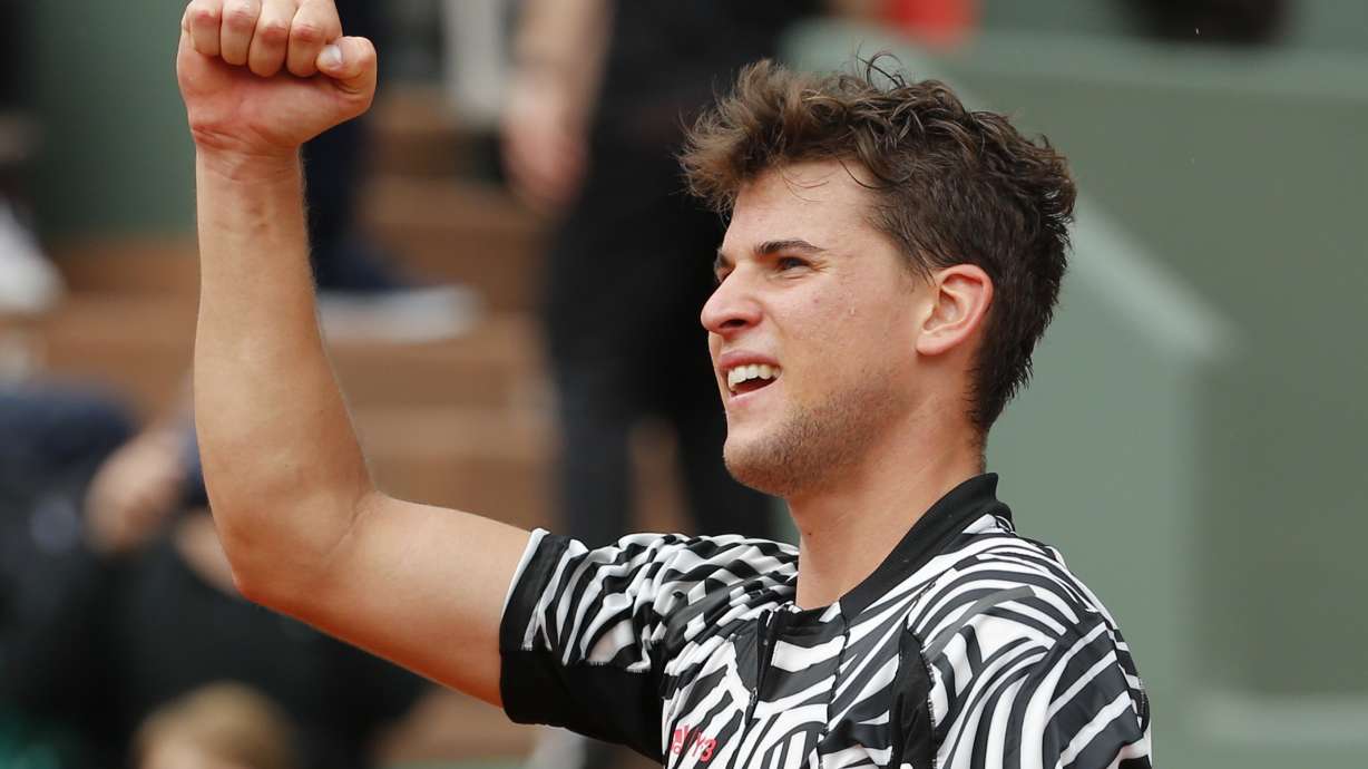 The Latest: Djokovic reaches 4th round at French Open