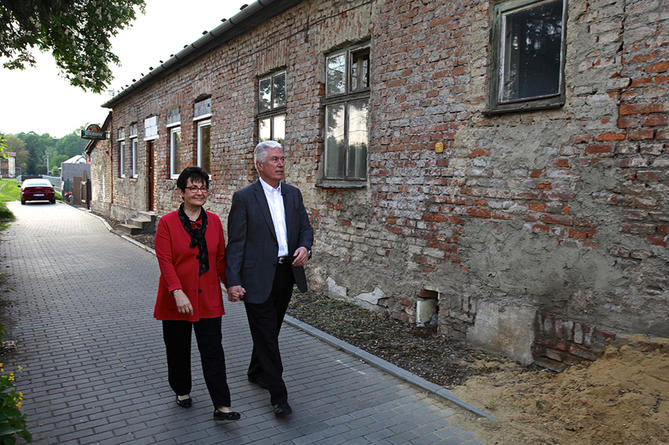 President Uchtdorf recalls being a refugee, asks LDS members to reach out