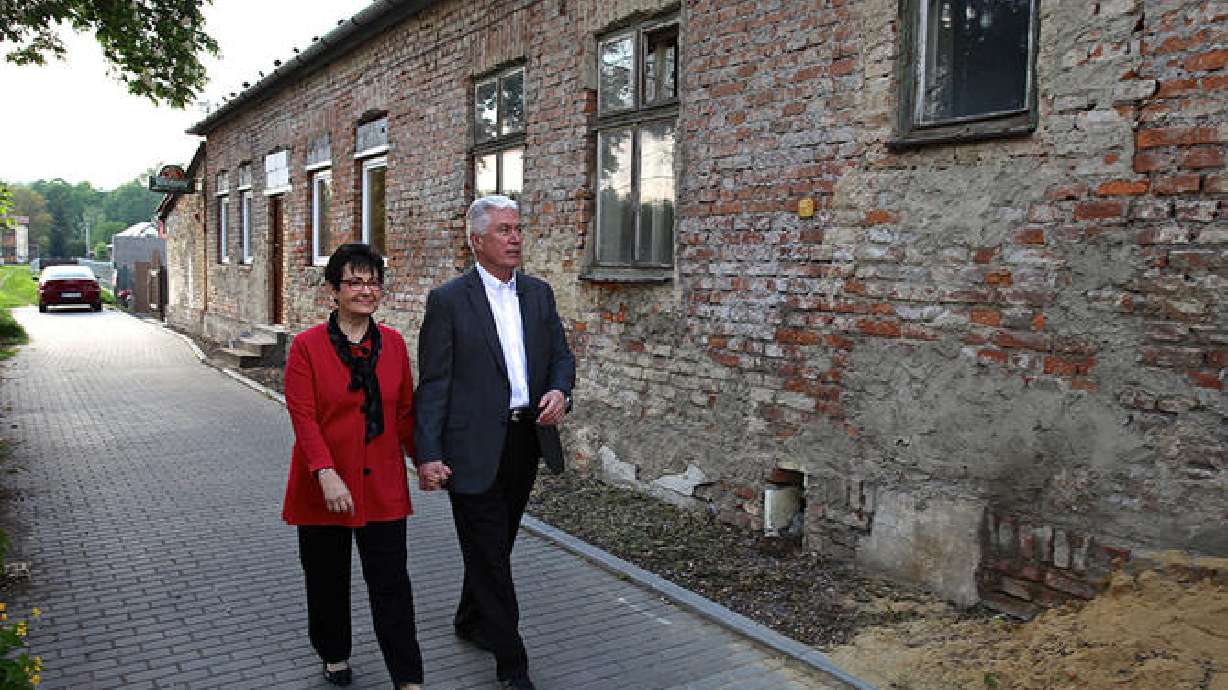 President Uchtdorf recalls being a refugee, asks LDS members to reach out