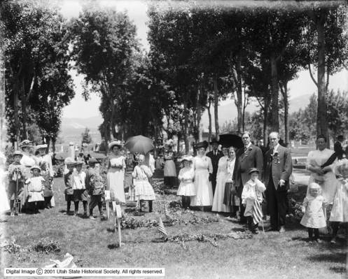 Individuals gather at the Salt Lake City Cemetery for a Decoration Day service on May 30, 1911. (Photo: Utah State Historical Society)