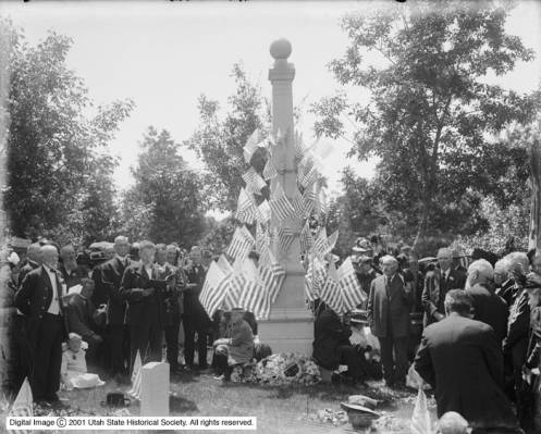 Individuals gather at Mount Olivet Cemetery for a Decoration Day service on May 30, 1911. (Photo: Utah State Historical Society)