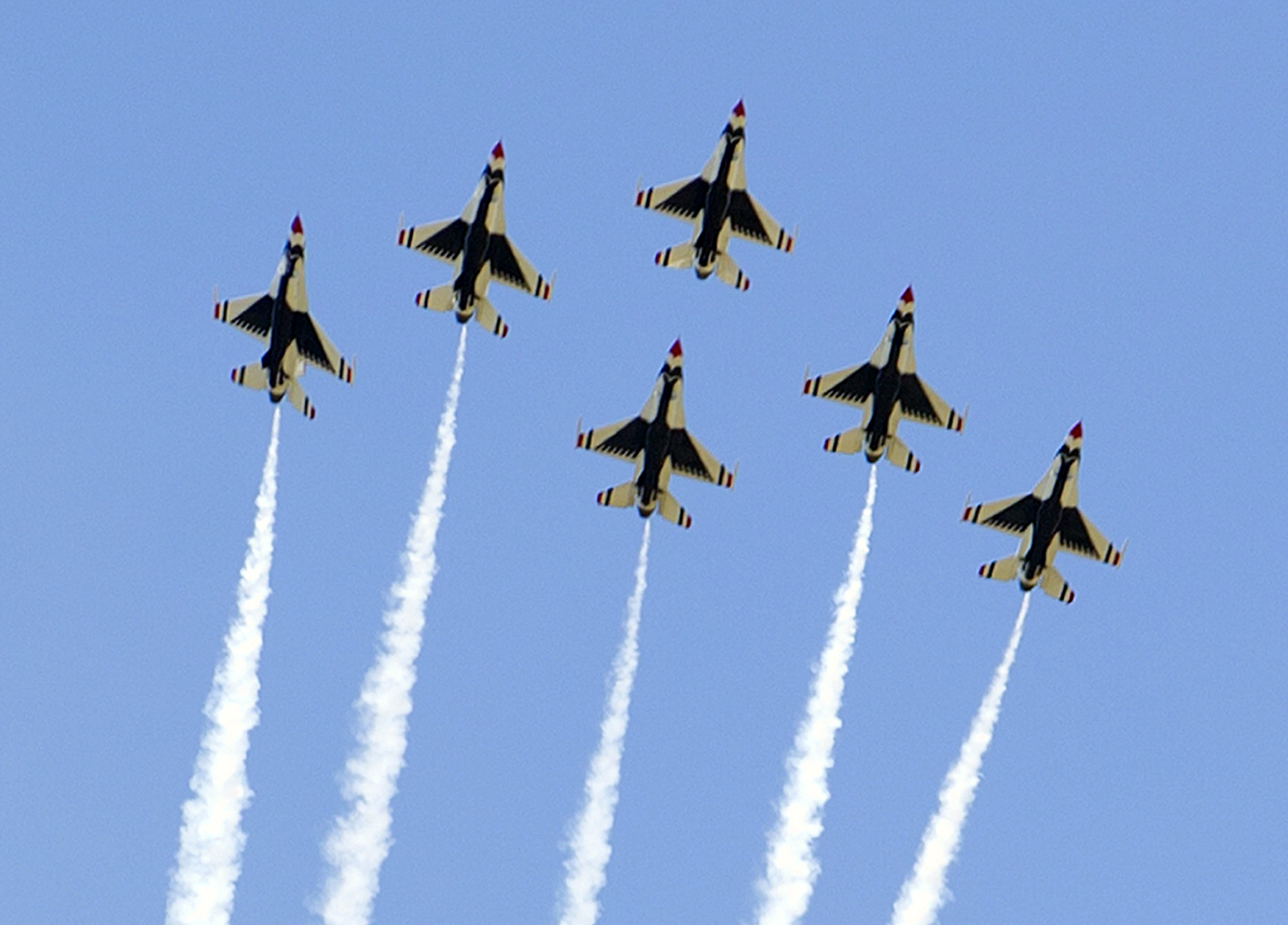 The Latest: Thunderbirds cancel shows after jet crash