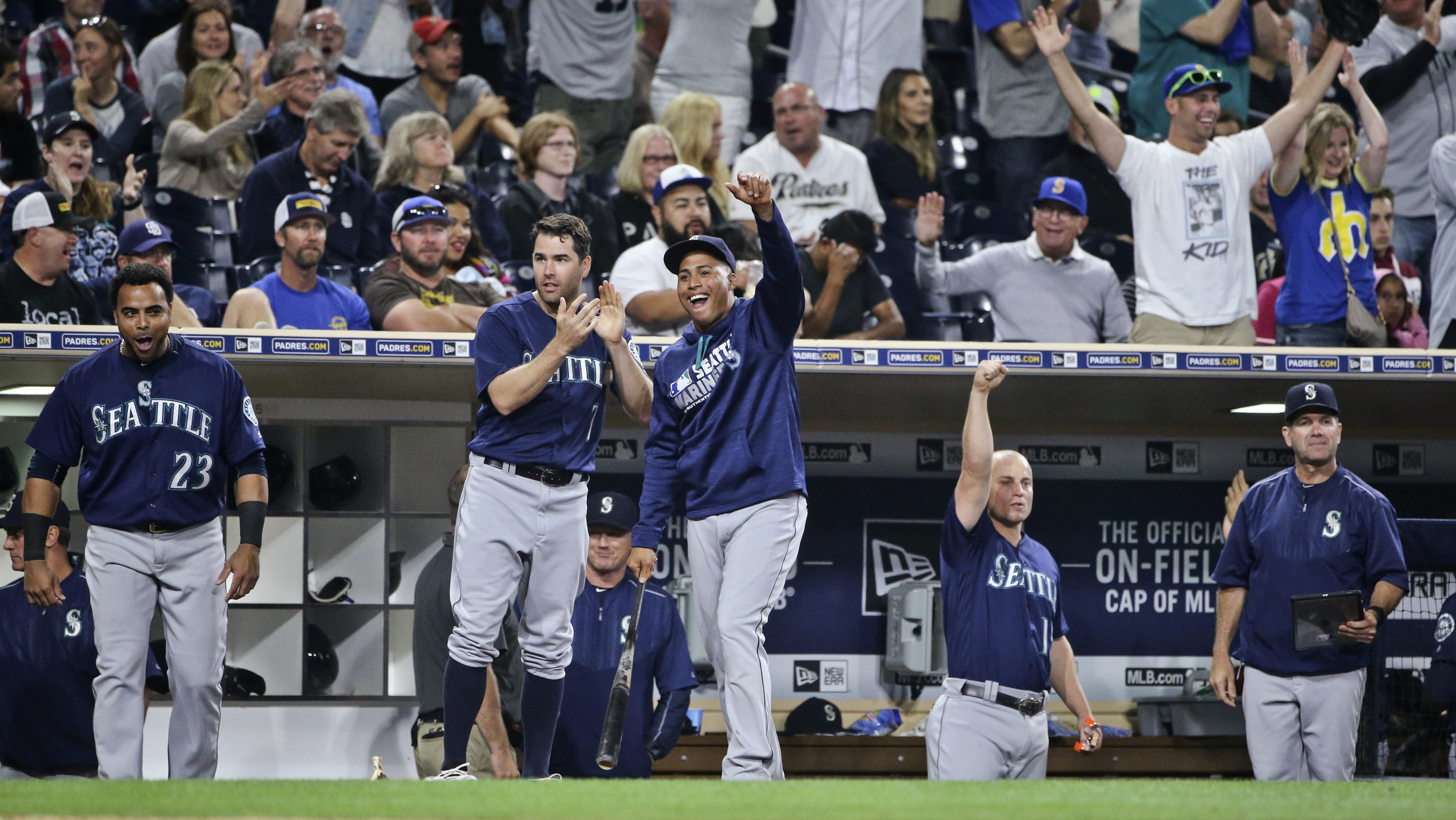 Mariners stun Padres with 14 runs in 2 innings to win 16-13