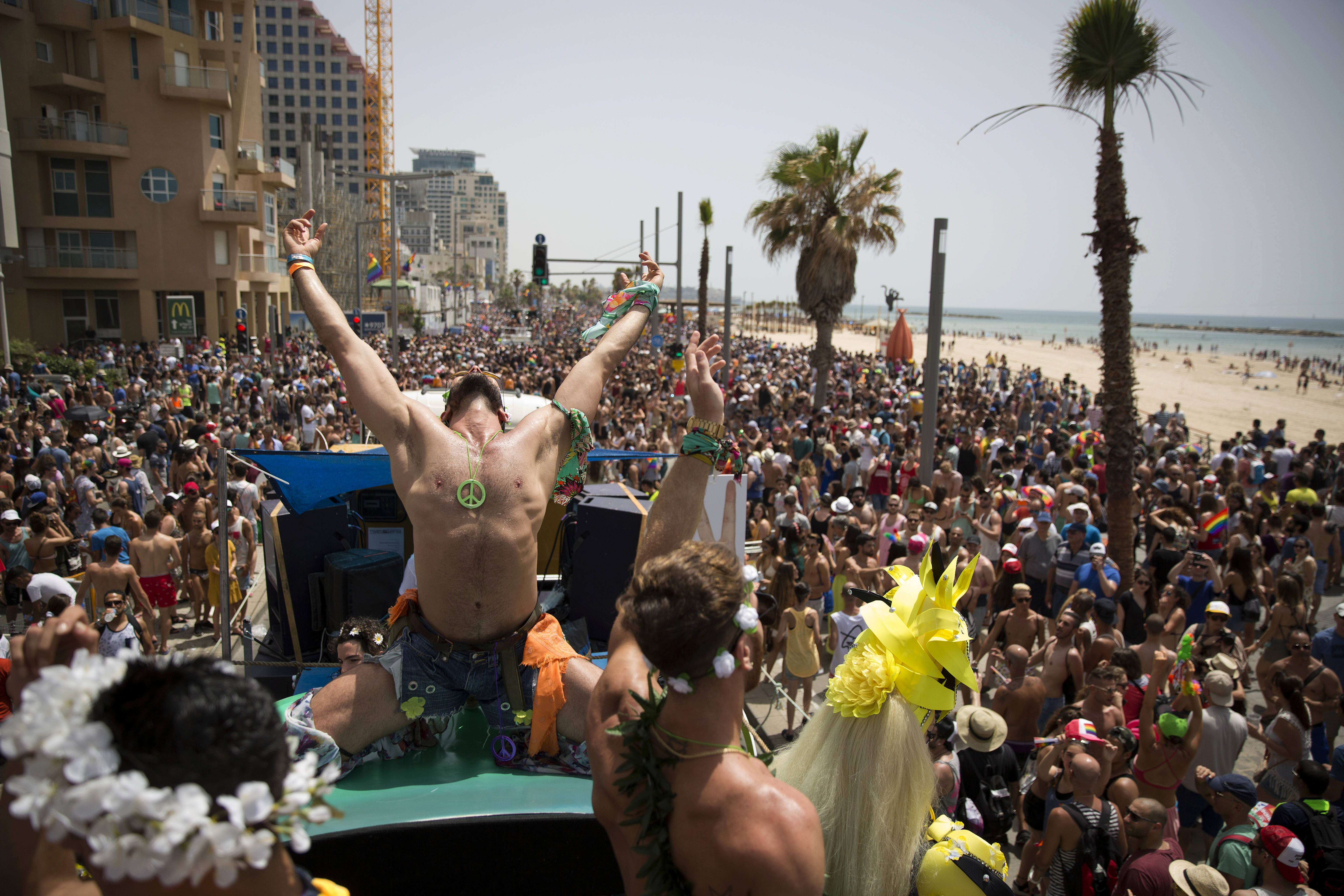 200,000 party at Tel Aviv Gay Pride Parade, region's biggest