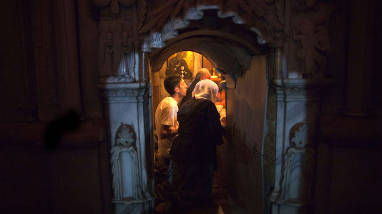In sign of unity, Christians renovate Christ's tomb together