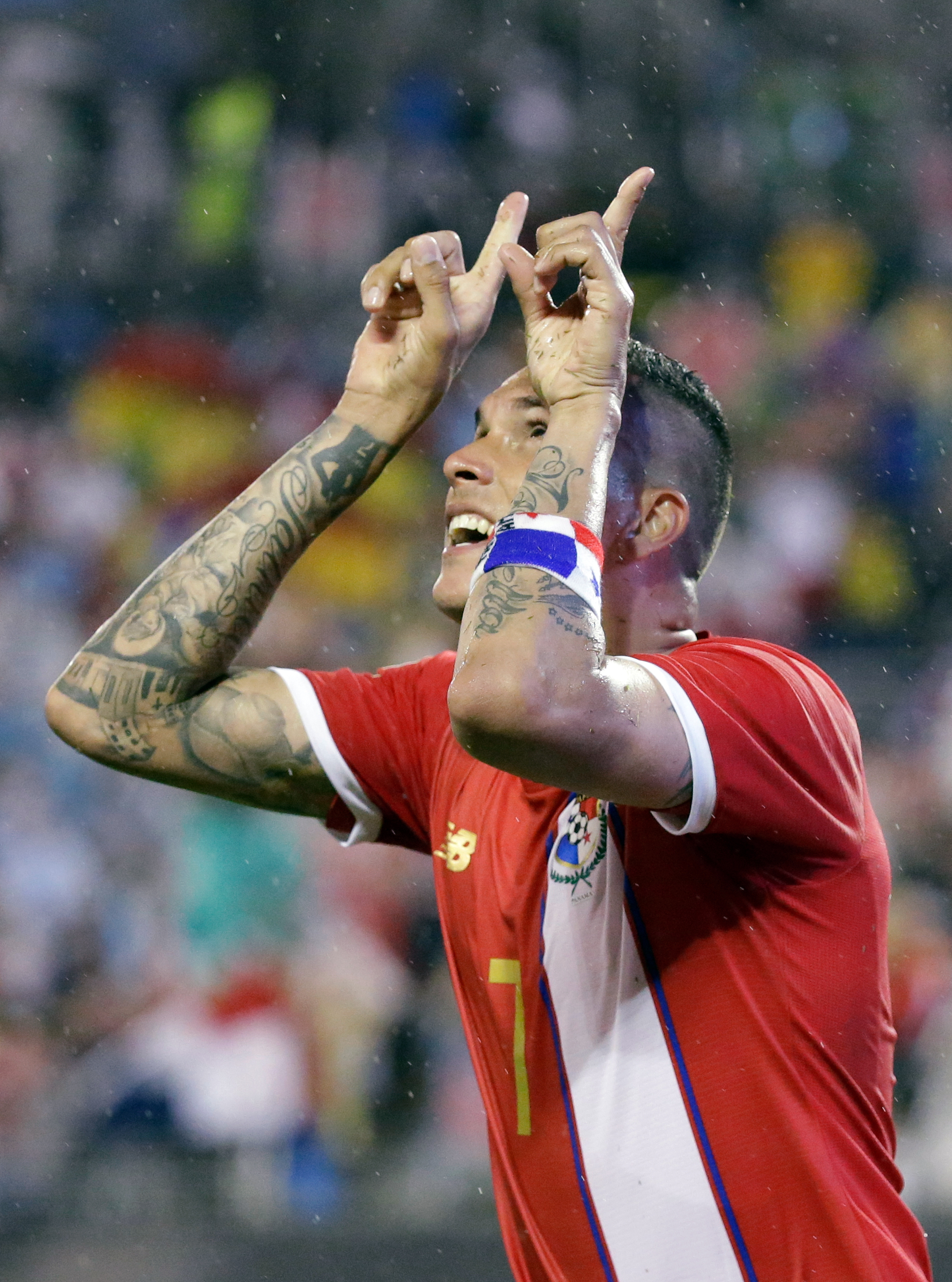 Perez scores 2 goals to lift Panama over Bolivia