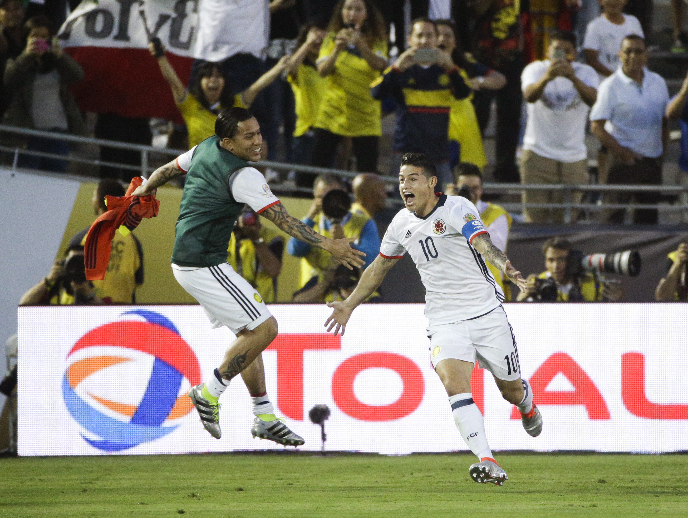 Colombia advances at Copa America with 2-1 win over Paraguay