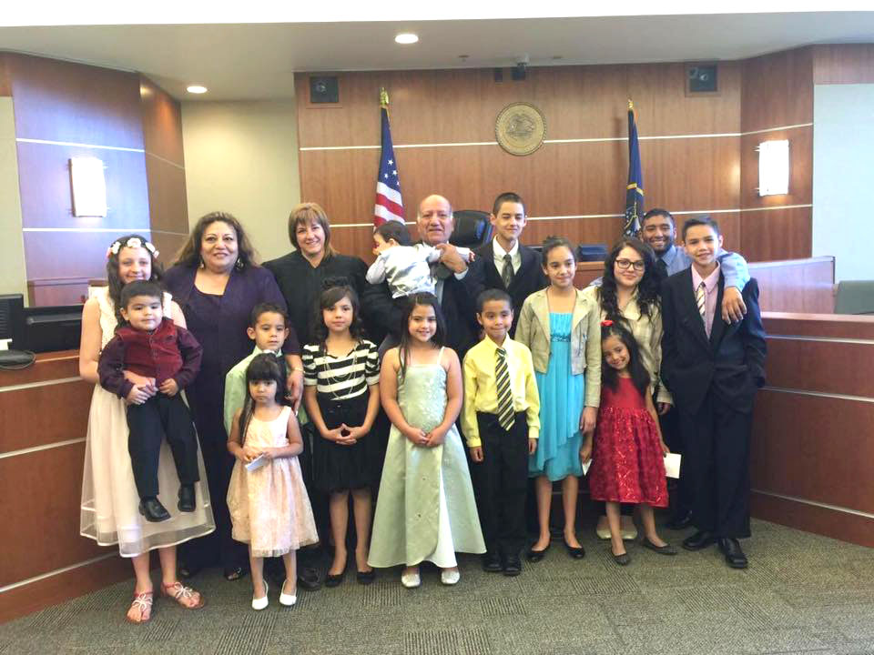 Madre hispana de UT reconocida como madre del año luego de adoptar a 16 niños