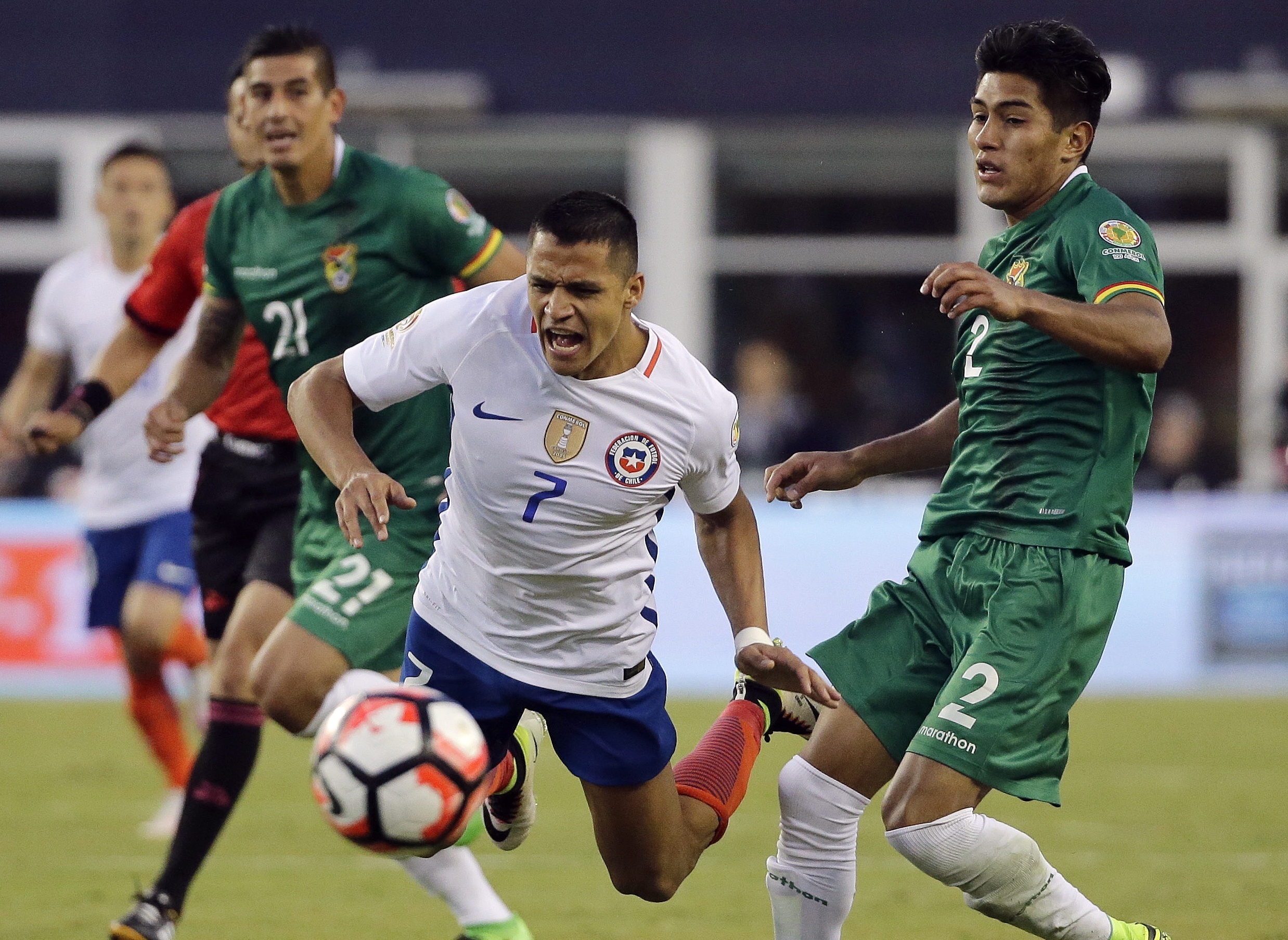 Penalty kick helps Chile down Bolivia 2-1 at Copa America